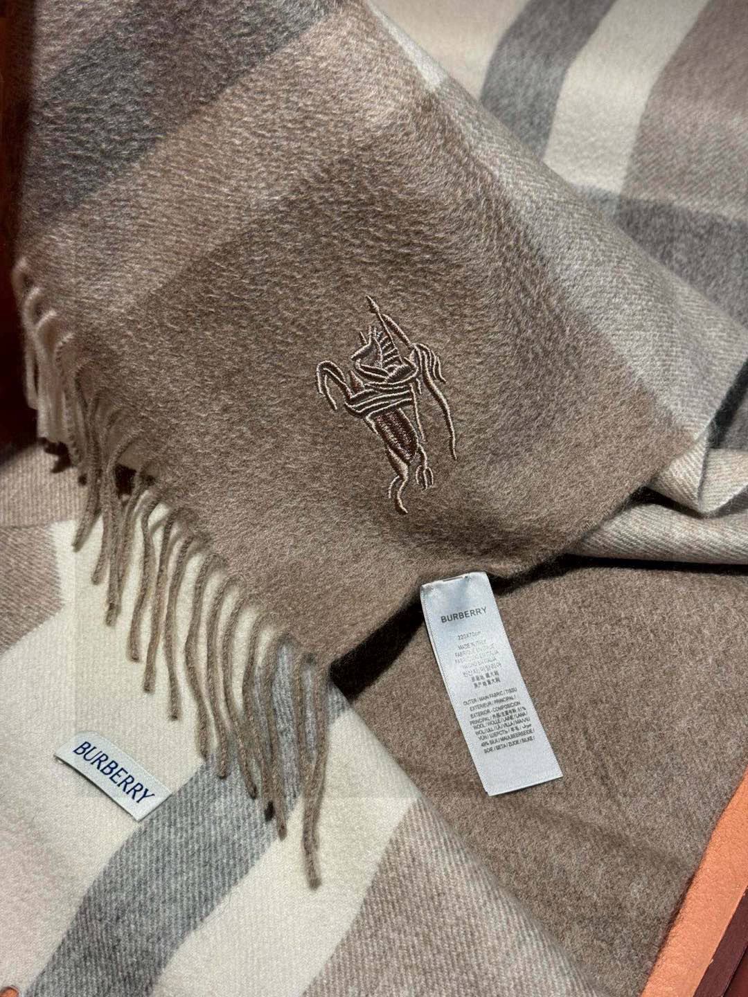 P215 ✔️重磅推荐❗️巴宝莉 新品 ·情侣款 羊绒围巾❗️臻选上乘的山羊绒纤维,耗时耗力,再以清泉水浸泡涤荡,使羊绒纤维呈现出独特的蓬松质感,手感才如此细腻,采用轻缩绒工艺,才有奢华柔和的表面光泽❗️水波纹真的太美好了,触感犹如婴儿的肌肤 软软糯糯 手感满满地都是细腻的绒毛❗️一直是精益求精的代名词,这个价格绝对百分之百的实惠❗️送礼自留都不错!绝对好货❗️ 规格32*180 cm,成分100%羊绒