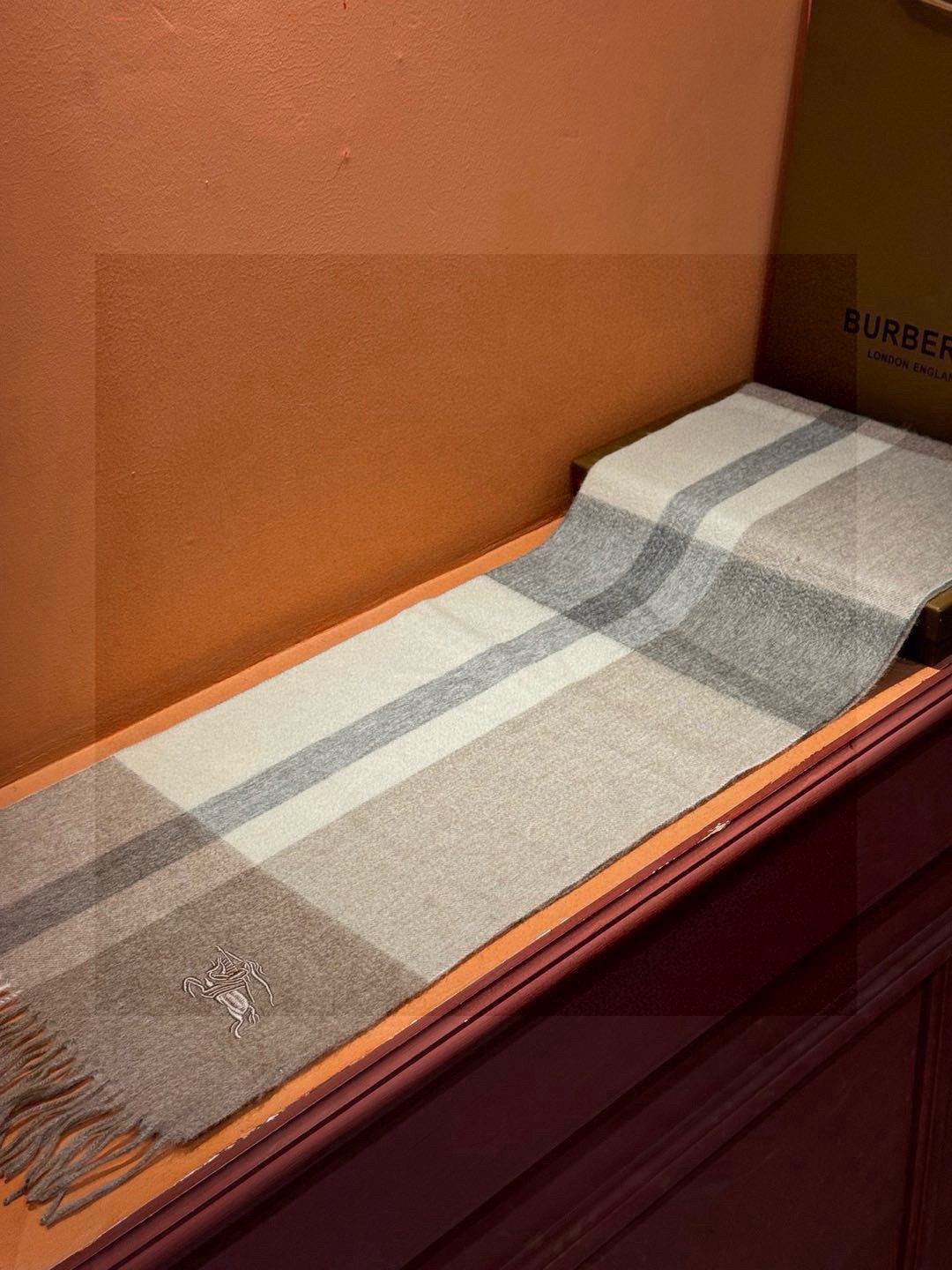 P215 ✔️重磅推荐❗️巴宝莉 新品 ·情侣款 羊绒围巾❗️臻选上乘的山羊绒纤维,耗时耗力,再以清泉水浸泡涤荡,使羊绒纤维呈现出独特的蓬松质感,手感才如此细腻,采用轻缩绒工艺,才有奢华柔和的表面光泽❗️水波纹真的太美好了,触感犹如婴儿的肌肤 软软糯糯 手感满满地都是细腻的绒毛❗️一直是精益求精的代名词,这个价格绝对百分之百的实惠❗️送礼自留都不错!绝对好货❗️ 规格32*180 cm,成分100%羊绒