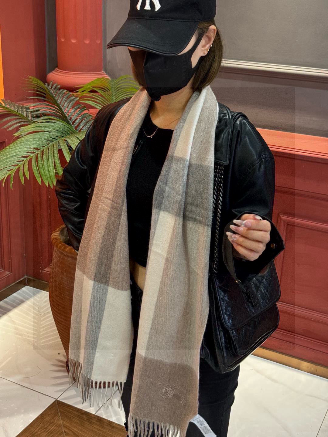 P215  ✔️重磅推荐❗️巴宝莉 新品 ·情侣款 羊绒围巾❗️臻选上乘的山羊绒纤维，耗时耗力，再以清泉水浸泡涤荡，使羊绒纤维呈现出独特的蓬松质感，手感才如此细腻，采用轻缩绒工艺，才有奢华柔和的表面光泽❗️水波纹真的太美好了，触感犹如婴儿的肌肤  软软糯糯 手感满满地都是细腻的绒毛❗️一直是精益求精的代名词，这个价格绝对百分之百的实惠❗️送礼自留都不错！绝对好货❗️  规格32*180  cm，成分100%羊绒