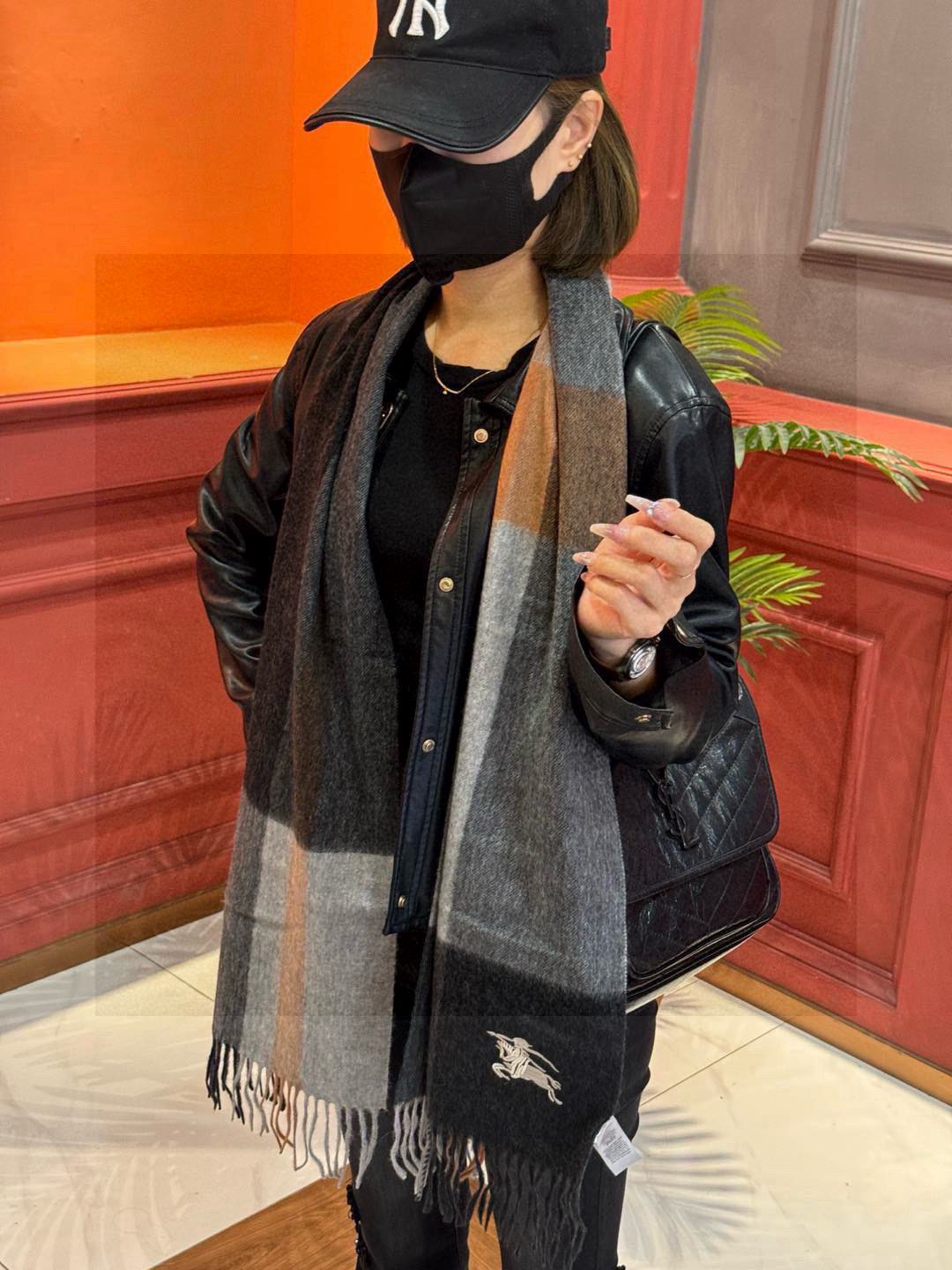 P215  ✔️重磅推荐❗️巴宝莉 新品 ·情侣款 羊绒围巾❗️臻选上乘的山羊绒纤维，耗时耗力，再以清泉水浸泡涤荡，使羊绒纤维呈现出独特的蓬松质感，手感才如此细腻，采用轻缩绒工艺，才有奢华柔和的表面光泽❗️水波纹真的太美好了，触感犹如婴儿的肌肤  软软糯糯 手感满满地都是细腻的绒毛❗️一直是精益求精的代名词，这个价格绝对百分之百的实惠❗️送礼自留都不错！绝对好货❗️  规格32*180  cm，成分100%羊绒