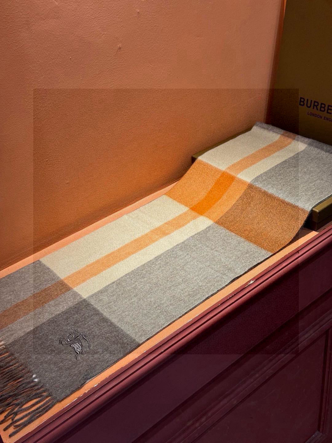 P215 ✔️重磅推荐❗️巴宝莉 新品 ·情侣款 羊绒围巾❗️臻选上乘的山羊绒纤维,耗时耗力,再以清泉水浸泡涤荡,使羊绒纤维呈现出独特的蓬松质感,手感才如此细腻,采用轻缩绒工艺,才有奢华柔和的表面光泽❗️水波纹真的太美好了,触感犹如婴儿的肌肤 软软糯糯 手感满满地都是细腻的绒毛❗️一直是精益求精的代名词,这个价格绝对百分之百的实惠❗️送礼自留都不错!绝对好货❗️ 规格32*180 cm,成分100%羊绒