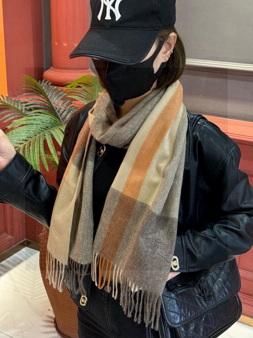 P215 ✔️重磅推荐❗️巴宝莉 新品 ·情侣款 羊绒围巾❗️臻选上乘的山羊绒纤维,耗时耗力,再以清泉水浸泡涤荡,使羊绒纤维呈现出独特的蓬松质感,手感才如此细腻,采用轻缩绒工艺,才有奢华柔和的表面光泽❗️水波纹真的太美好了,触感犹如婴儿的肌肤 软软糯糯 手感满满地都是细腻的绒毛❗️一直是精益求精的代名词,这个价格绝对百分之百的实惠❗️送礼自留都不错!绝对好货❗️ 规格32*180 cm,成分100%羊绒