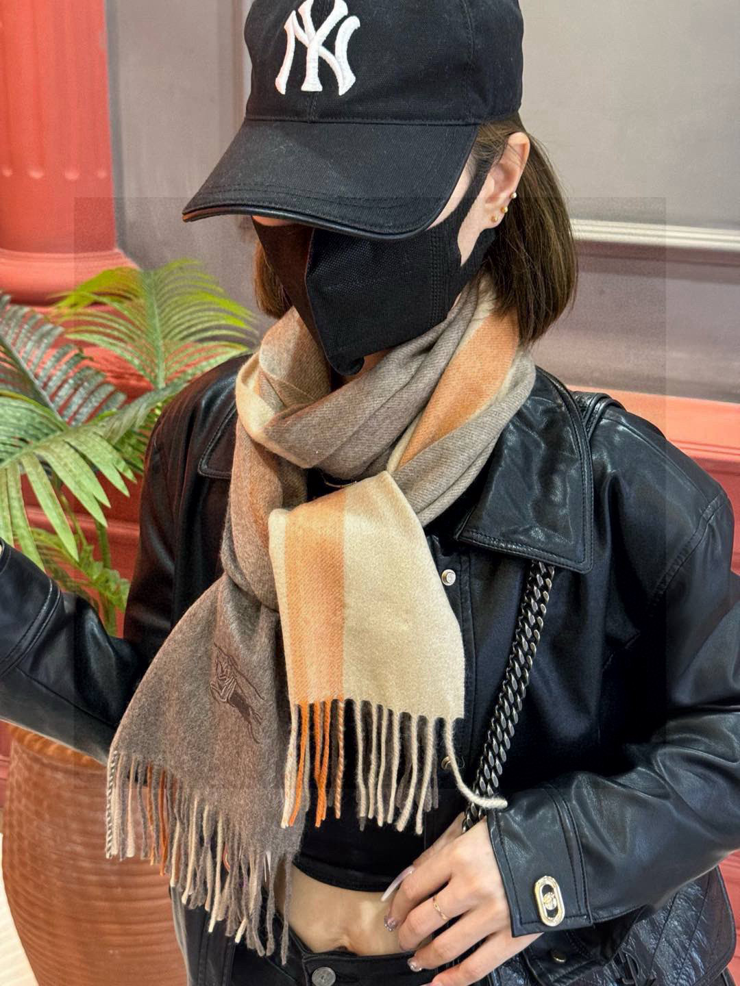 P215 ✔️重磅推荐❗️巴宝莉 新品 ·情侣款 羊绒围巾❗️臻选上乘的山羊绒纤维,耗时耗力,再以清泉水浸泡涤荡,使羊绒纤维呈现出独特的蓬松质感,手感才如此细腻,采用轻缩绒工艺,才有奢华柔和的表面光泽❗️水波纹真的太美好了,触感犹如婴儿的肌肤 软软糯糯 手感满满地都是细腻的绒毛❗️一直是精益求精的代名词,这个价格绝对百分之百的实惠❗️送礼自留都不错!绝对好货❗️ 规格32*180 cm,成分100%羊绒