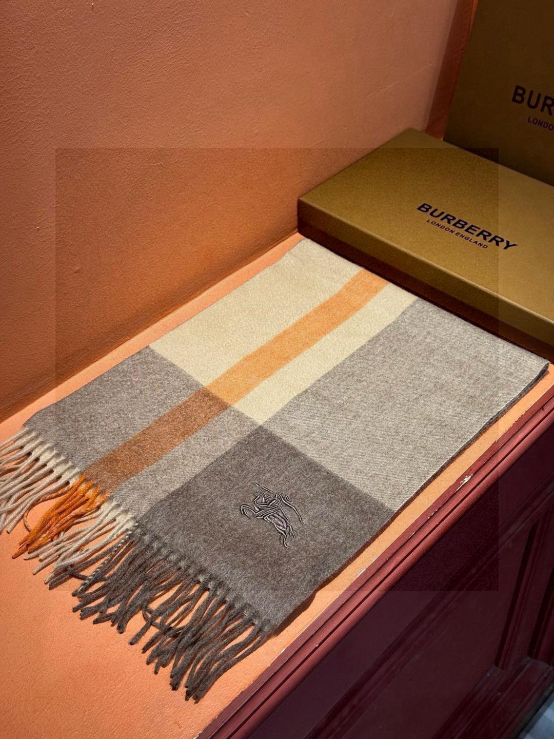 P215 ✔️重磅推荐❗️巴宝莉 新品 ·情侣款 羊绒围巾❗️臻选上乘的山羊绒纤维,耗时耗力,再以清泉水浸泡涤荡,使羊绒纤维呈现出独特的蓬松质感,手感才如此细腻,采用轻缩绒工艺,才有奢华柔和的表面光泽❗️水波纹真的太美好了,触感犹如婴儿的肌肤 软软糯糯 手感满满地都是细腻的绒毛❗️一直是精益求精的代名词,这个价格绝对百分之百的实惠❗️送礼自留都不错!绝对好货❗️ 规格32*180 cm,成分100%羊绒