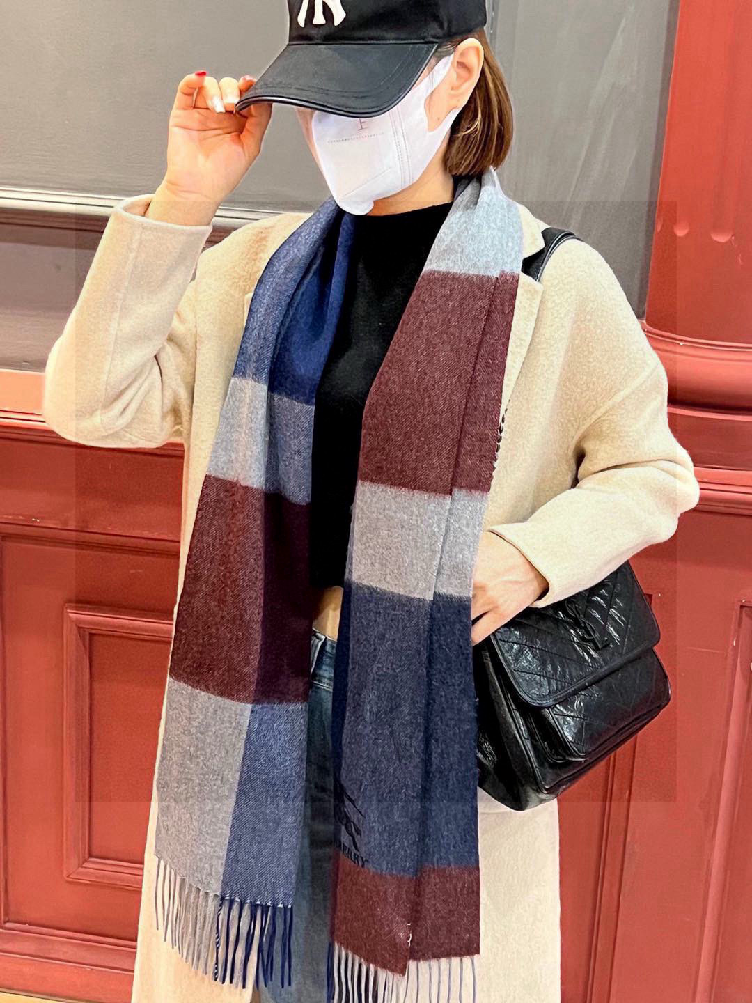 P215 ✔️重磅推荐❗️巴宝莉 新品 ·情侣款 羊绒围巾❗️臻选上乘的山羊绒纤维,耗时耗力,再以清泉水浸泡涤荡,使羊绒纤维呈现出独特的蓬松质感,手感才如此细腻,采用轻缩绒工艺,才有奢华柔和的表面光泽❗️水波纹真的太美好了,触感犹如婴儿的肌肤 软软糯糯 手感满满地都是细腻的绒毛❗️一直是精益求精的代名词,这个价格绝对百分之百的实惠❗️送礼自留都不错!绝对好货❗️ 规格32*180 cm,成分100%羊绒