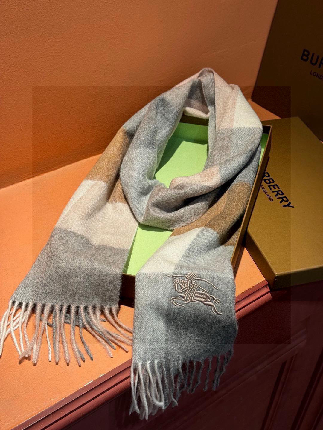 P215 ✔️重磅推荐❗️巴宝莉 新品 ·情侣款 羊绒围巾❗️臻选上乘的山羊绒纤维,耗时耗力,再以清泉水浸泡涤荡,使羊绒纤维呈现出独特的蓬松质感,手感才如此细腻,采用轻缩绒工艺,才有奢华柔和的表面光泽❗️水波纹真的太美好了,触感犹如婴儿的肌肤 软软糯糯 手感满满地都是细腻的绒毛❗️一直是精益求精的代名词,这个价格绝对百分之百的实惠❗️送礼自留都不错!绝对好货❗️ 规格32*180 cm,成分100%羊绒