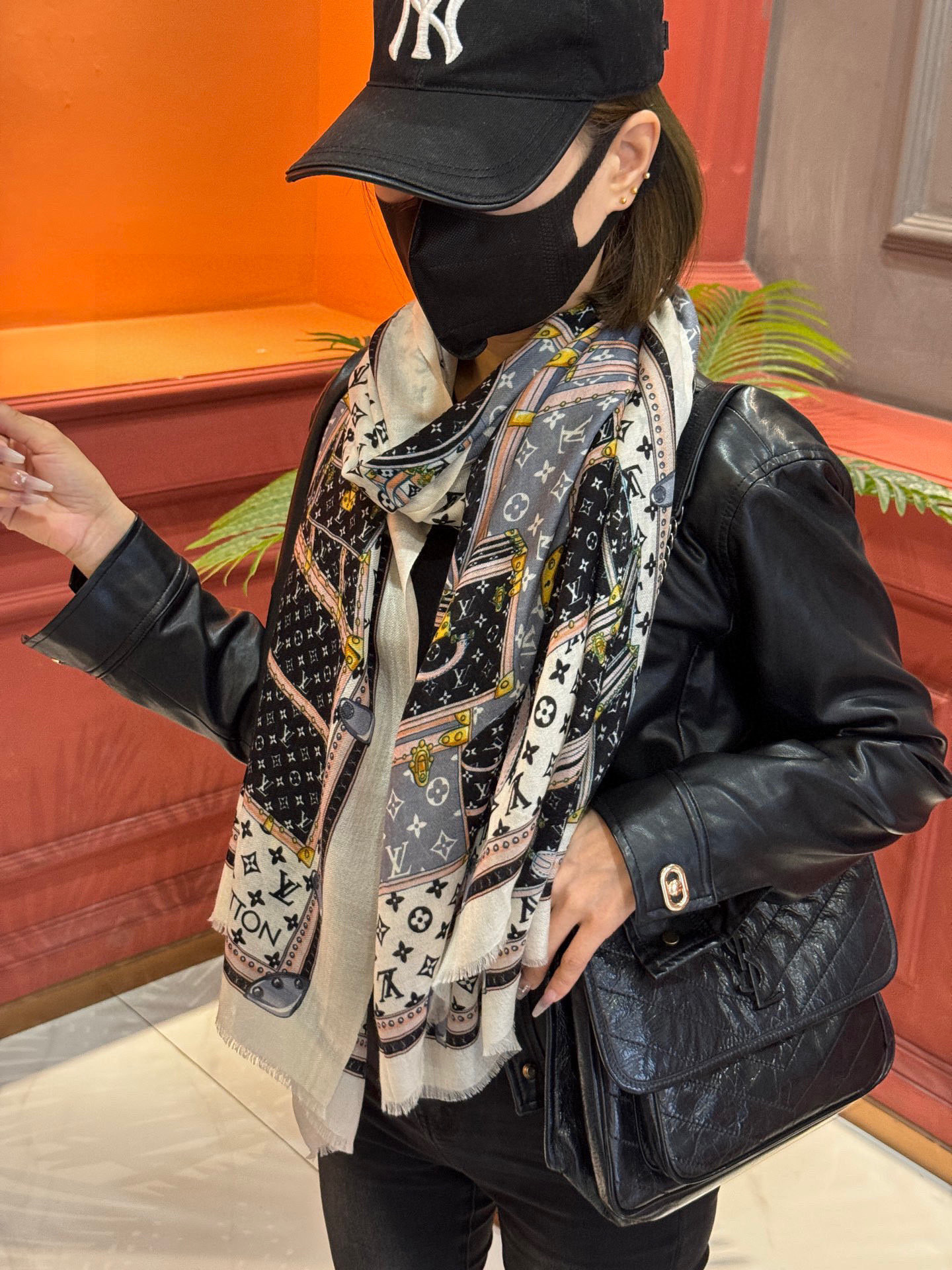 P190上新🆕❤️ 
lv 旅行包🔒款～ 
新款羊绒😍专柜同步🌈✨这个size不大不小特别好搭配，品质超级好‼️拿到手就会懂的高端品质，高端细节所见即所得😘重磅巨献‼️VIP客户必入推荐‼️100%顶级羊绒，尺寸：100*200cm