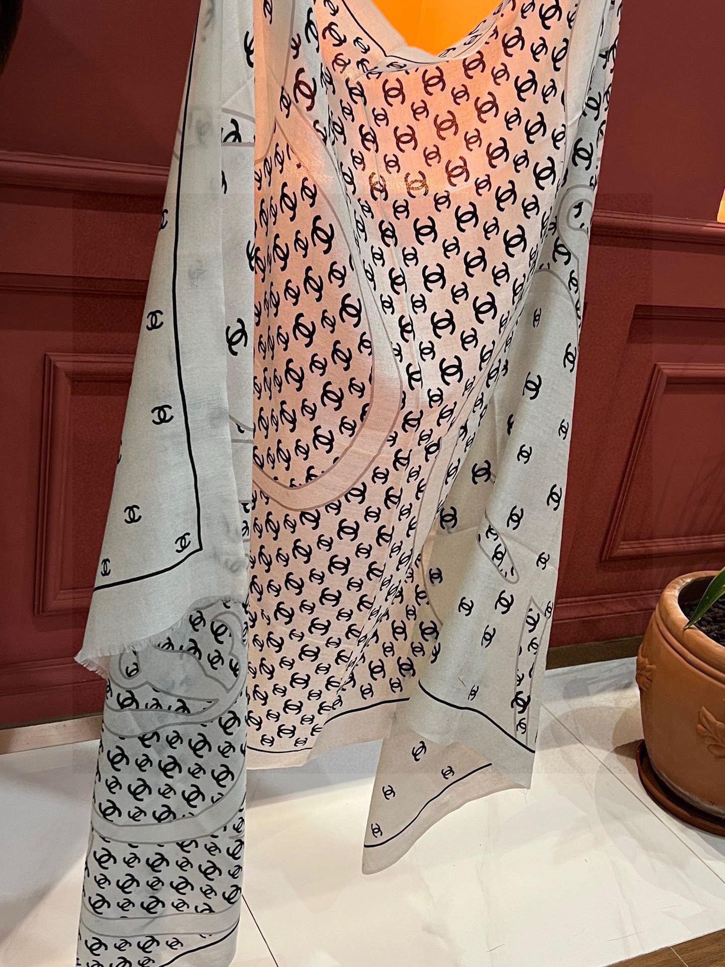 P190 羊绒新款💞 新❤小香【山茶花长围巾】~超级抬气色!高级女人味!羊绒围巾也能这么美!!!这款双面花卉羊绒围巾真的好高级!香奶奶家招牌的花卉花色搭配服饰很显品味!!招牌山茶花与双C字母元素的新融合,奢华优雅感,薄薄的羊绒手感,印花的设计真的很赞!春夏搭配白衬衫更是又气质又时髦,秋冬搭配大衣超级显品味,懂得搭配的姐妹一定要入手!!柔软软糯顺滑!赋予了围巾非常容易造型,非常重磅奢华的设计,上身却别样衬得人高贵气质!简单的打底配此款围巾,简单的搭配却给人非常舒适有品味的大牌感…推荐!!尺寸规格:100*200cm羊绒长巾