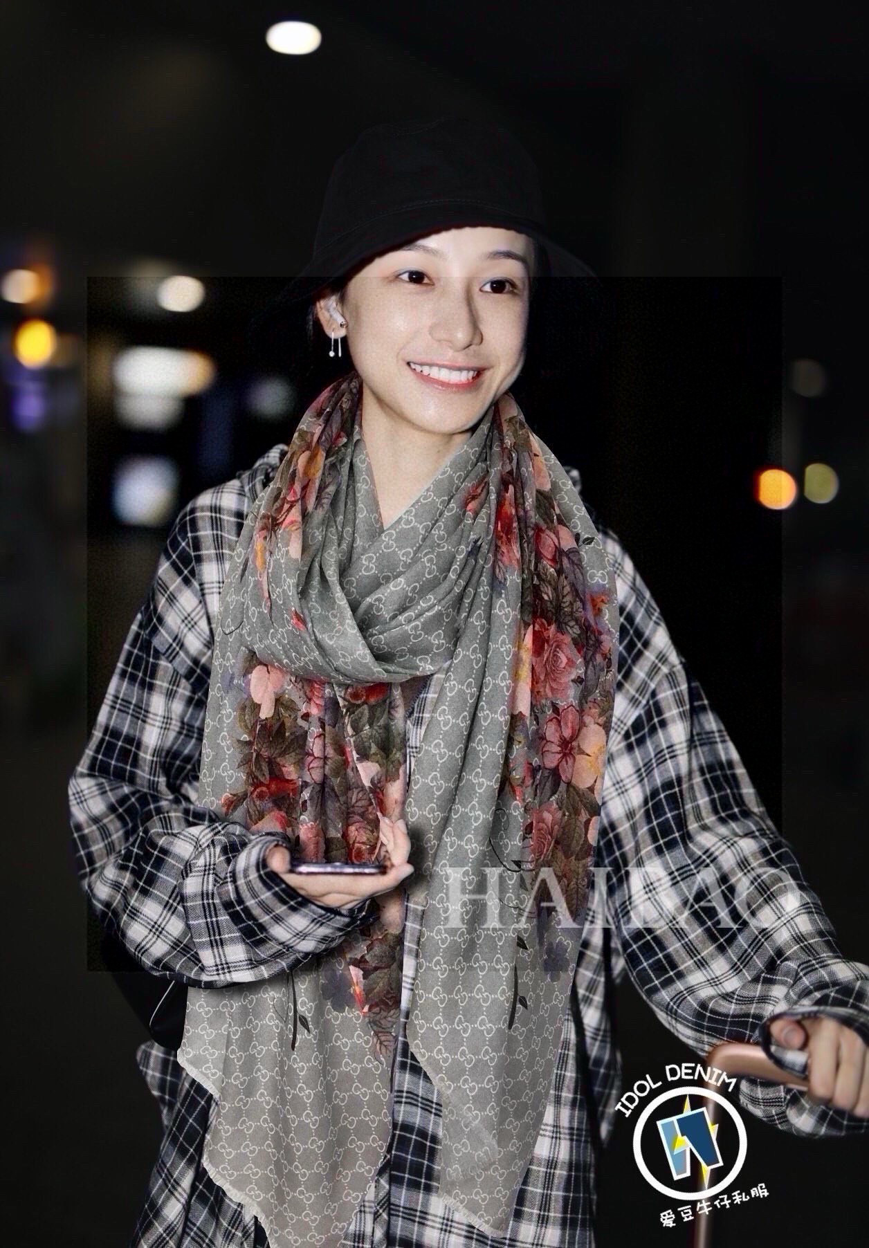 P195 💟秀外慧中，美到过分❗️上身效果疯狂的喜欢❗️Gucci New~300支高端戒指绒！真心美爆了的设计，这个花卉元素真的好高级，稳重优雅女人味❗️四个色也是非常适合日搭的配色‼️实物很美好.baby cashmere‼️高端羊绒，面料柔软，印染精细，质感轻松穿过丝巾扣，高端品质❗️轻薄的感觉非常舒适.夏天旅游空调房必须来条.冬天更美.手慢无🌟110*200顶级进口300纯羊绒戒指绒长巾，四个色。