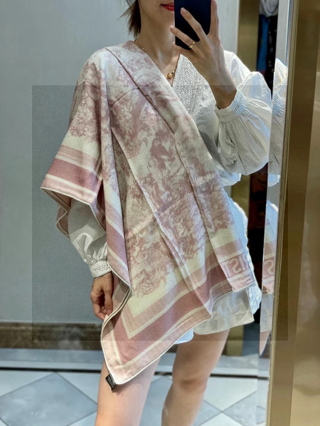 P210 Dior ❤【️巴黎地图】黄金尺寸110*110
双面同色丝绒方巾
不爱140繁复尺寸的姐妹可以选择110哦~
价🉐️LAN DE 价🉐️ARIS 巴黎地图
这款方巾饰以本季经典的 价🉐️lan de 价🉐️aris 印花,该
图案从 Dior 档案汲取灵感,致敬 Dior 具有历史意
义的蒙田大道地址。