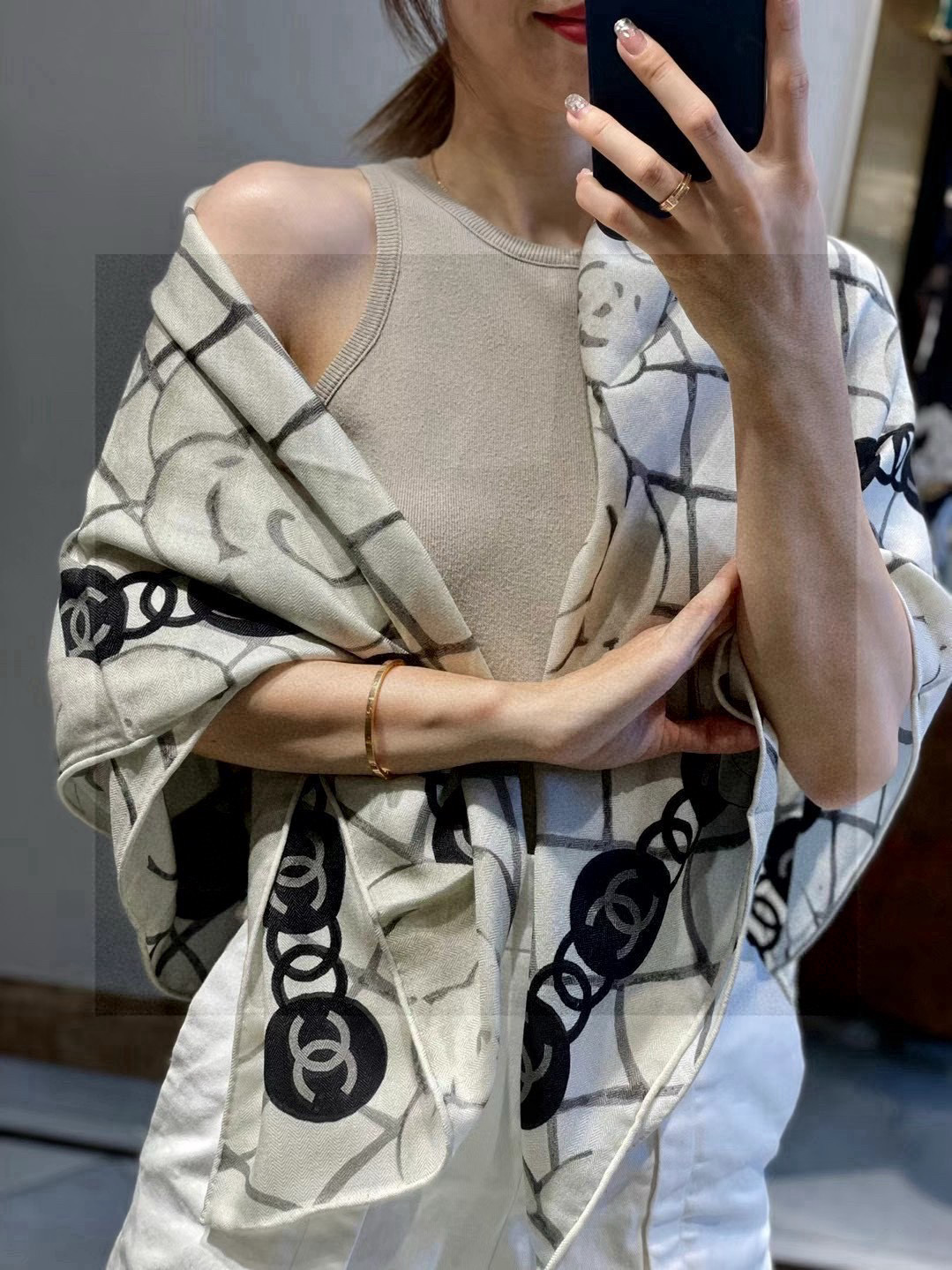 P210【致敬🫡经典】
coco Chanel 山茶花  
无需过多言语 爱的人都懂 
今年我们升级各方面
选用黄金尺寸110*110 正反面同色 用品质成就经典，将经典永留存 
二色现货