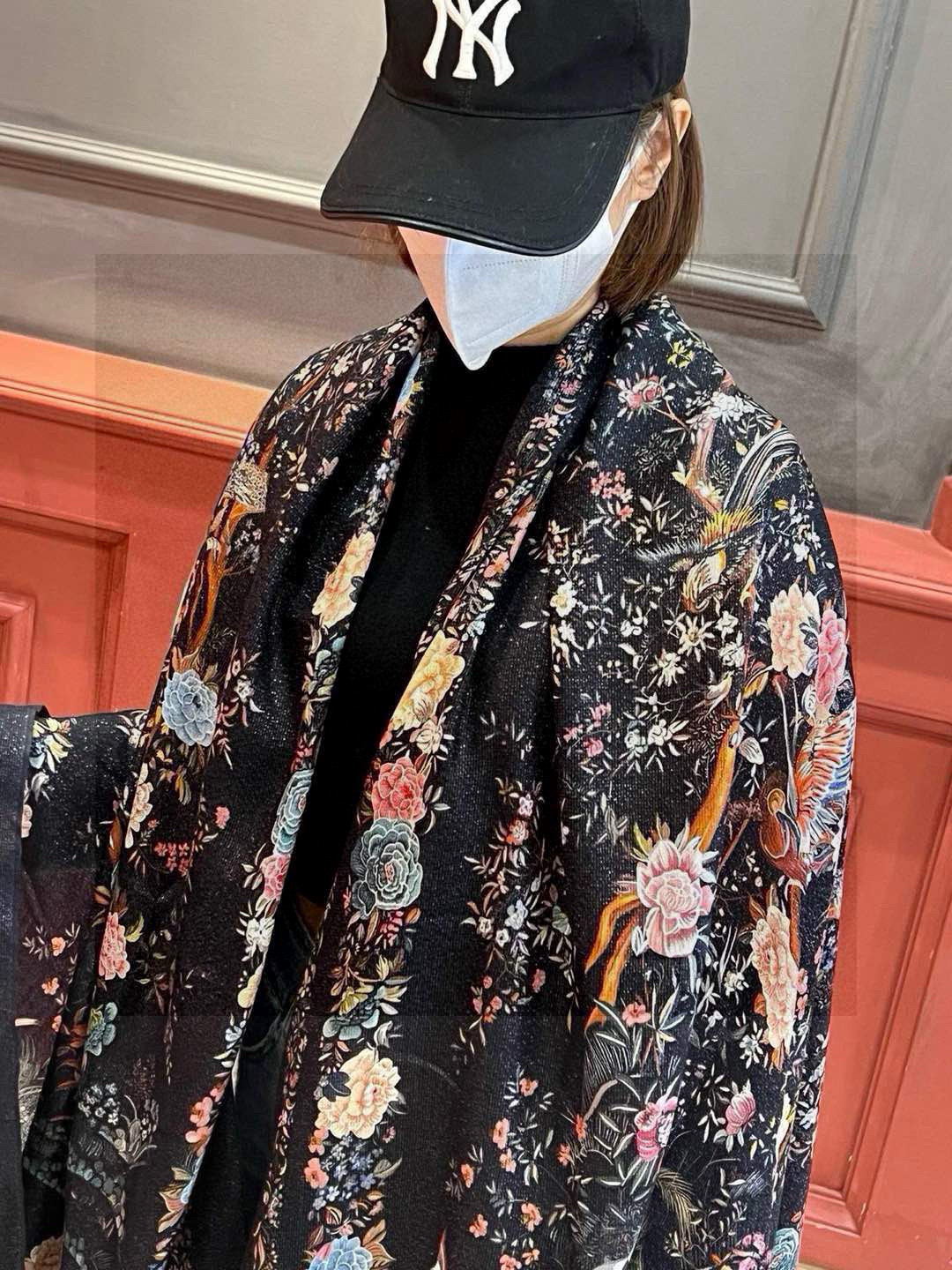 P210✨✨【金银丝款】Dior专柜款~就是告诉大家这款必须收~上新🆕❤️ 新款长羊绒😍专柜同步🌈✨这个size不大不小特别好搭配,品质超级好‼️拿到手就会懂的高端品质,高端细节所见即所得😘重磅巨献‼️VI价🉐️客户必入推荐‼️100%顶级羊绒,尺寸:100*200cm