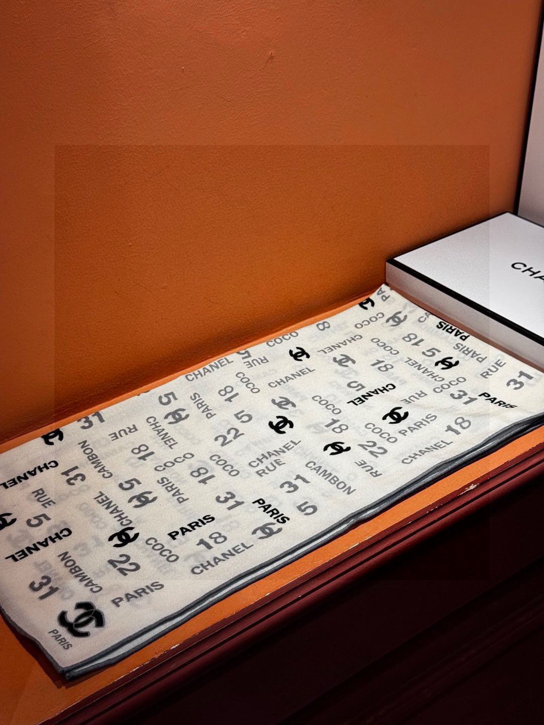 P210 上新❤️
【2025Chanel】
经典茶花优雅Coco风,Chanel最新菱格丝绒大方巾~气质到骨子里,香奶奶新一季的面料超高级,真心超级柔软,丝丝顺滑,韧性很强 不容易被轻易勾丝!今年新出的系列~真的被这样的设计美到,香奈儿家的丝巾绝对是优雅的代表,一条小香的丝巾,给你最好的搭配!!
必入!上身效果简直优雅气质到不行,非常灵动.层次优雅质感.层层叠叠出醒目而不张扬的华丽名媛感,图案是虚线菱格纹设计~线条感更显质感,香粉必入
60*180的尺寸,上身效果真的不用多说的美(搭配服饰鞋包更有感觉)!实物绝对更美!经典黑白色