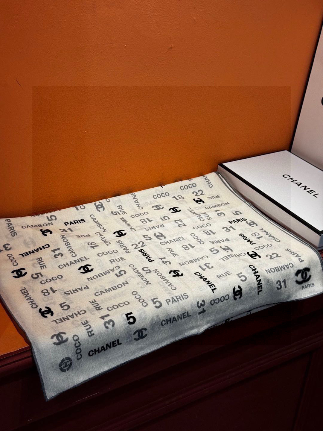 P210 上新❤️
【2025Chanel】
经典茶花优雅Coco风,Chanel最新菱格丝绒大方巾~气质到骨子里,香奶奶新一季的面料超高级,真心超级柔软,丝丝顺滑,韧性很强 不容易被轻易勾丝!今年新出的系列~真的被这样的设计美到,香奈儿家的丝巾绝对是优雅的代表,一条小香的丝巾,给你最好的搭配!!
必入!上身效果简直优雅气质到不行,非常灵动.层次优雅质感.层层叠叠出醒目而不张扬的华丽名媛感,图案是虚线菱格纹设计~线条感更显质感,香粉必入
60*180的尺寸,上身效果真的不用多说的美(搭配服饰鞋包更有感觉)!实物绝对更美!经典黑白色