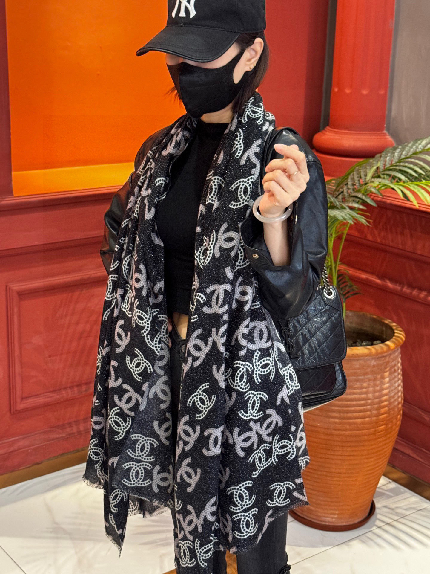 P215 上新🌟  会发光发亮的围巾 💄💋新款客供银线💖羊绒面料长巾 😘美翻了[流泪]【银线双C图案】御用殿堂级极‼️新款专柜在售 纯羊绒银丝线独特设计风格❗加上富有香家本季特色图案印花 美丽至极 真的 上身极为奢华上档次 稀有～小贵～好看不好看自己看吧 ‼尺寸110x200cm 大长巾，100%顶级纯羊绒