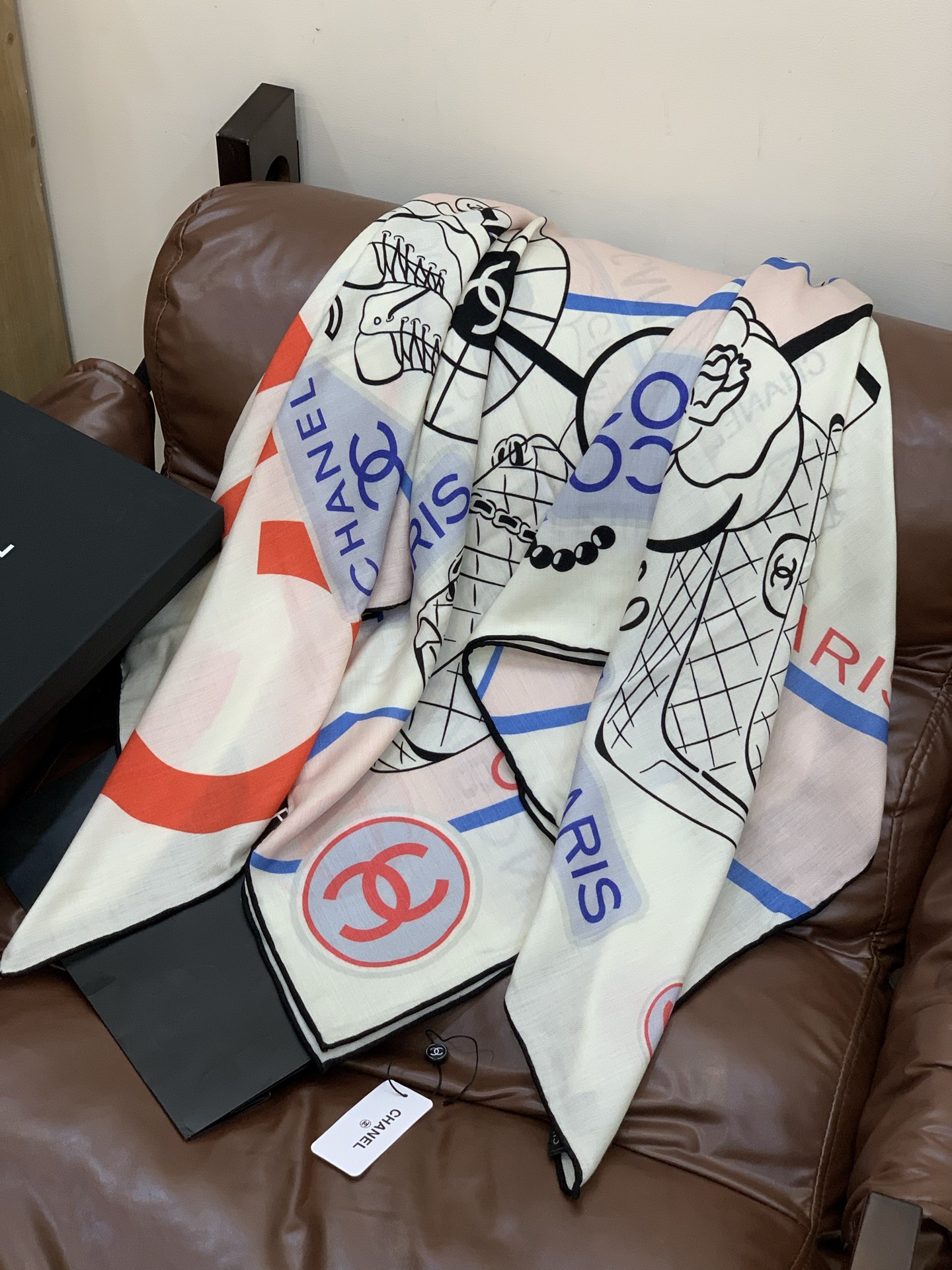 2025秋冬高级成衣系列～Chanel 【140双面同色丝绒披肩】此系列谱写一曲自由轻灵的赞歌本系列作品