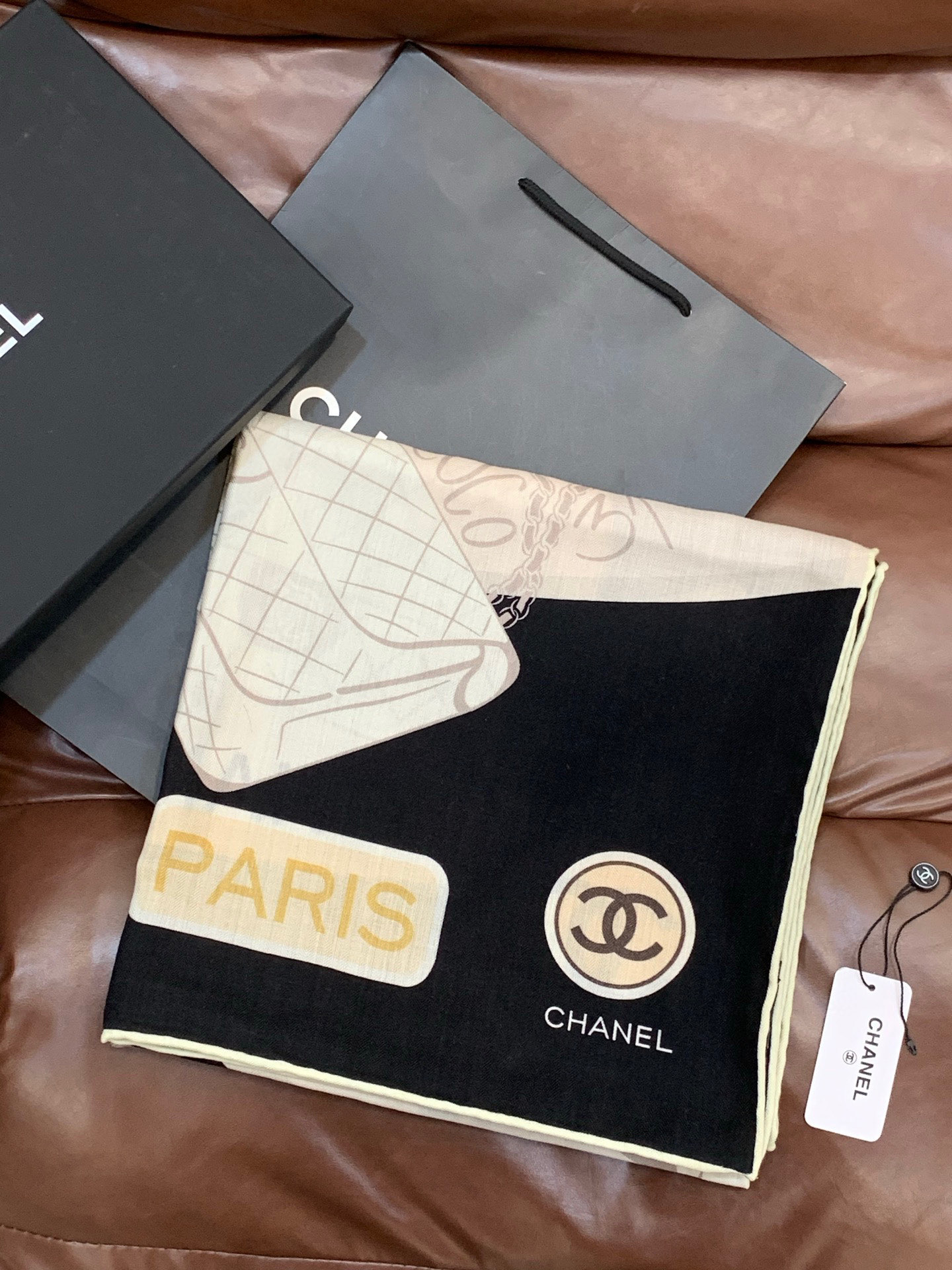 2025秋冬高级成衣系列～Chanel 【140双面同色丝绒披肩】此系列谱写一曲自由轻灵的赞歌本系列作品