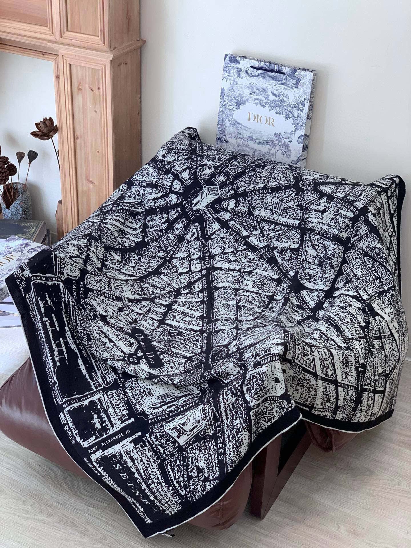 Dior ❤【️巴黎地图】140*140双面同色丝绒方巾🉐️LAN DE 价🉐️ARIS 巴黎地图这款方