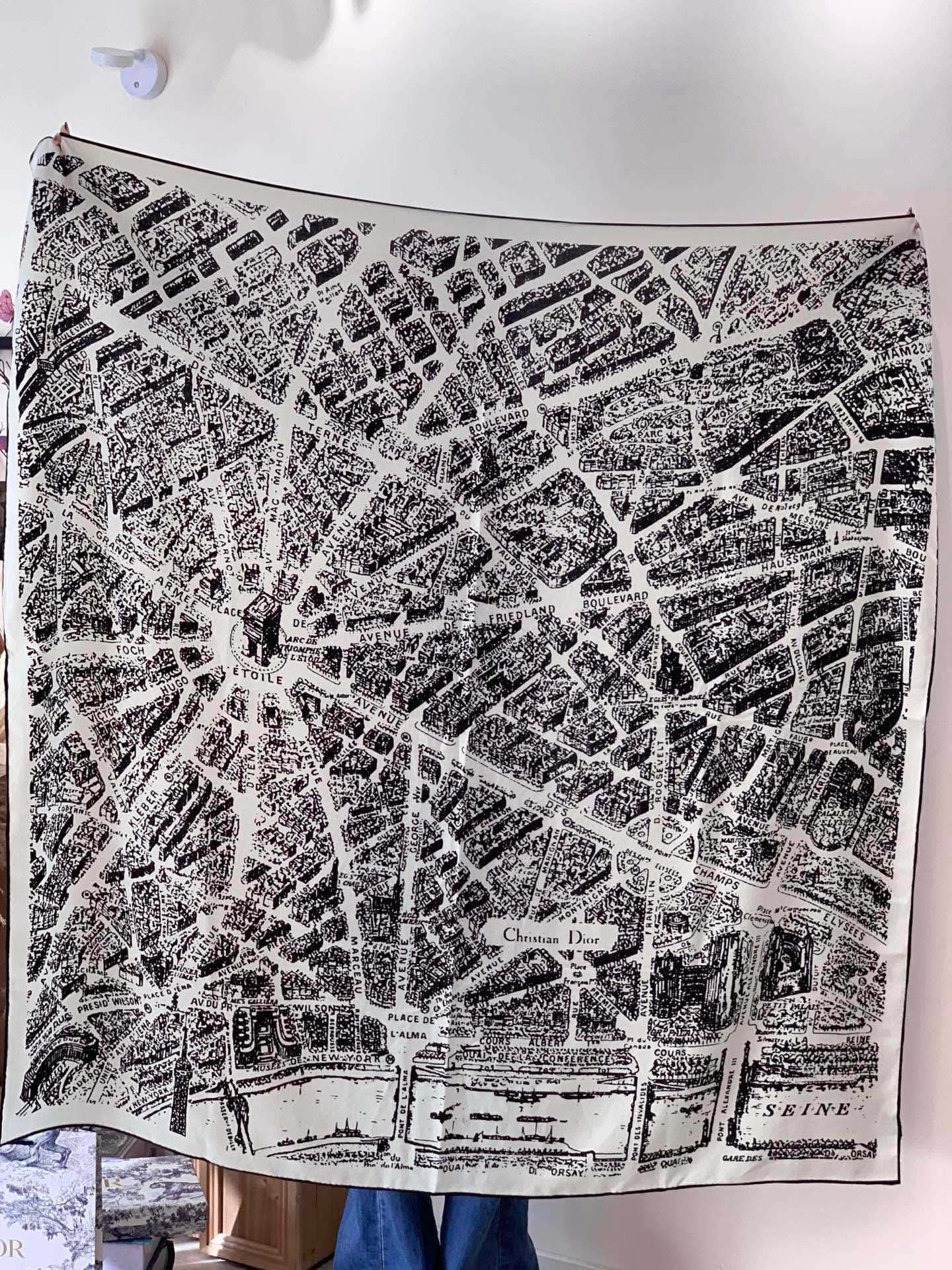 Dior ❤【️巴黎地图】140*140双面同色丝绒方巾🉐️LAN DE 价🉐️ARIS 巴黎地图这款方