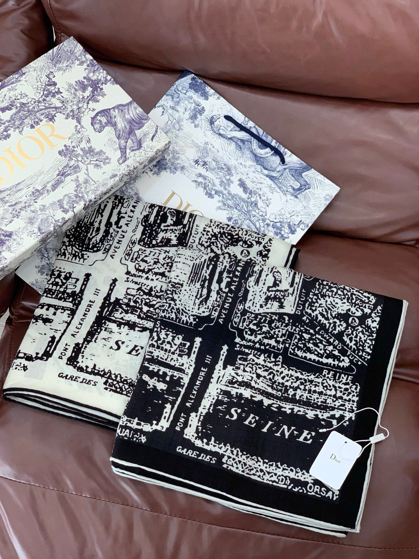 Dior ❤【️巴黎地图】140*140双面同色丝绒方巾🉐️LAN DE 价🉐️ARIS 巴黎地图这款方