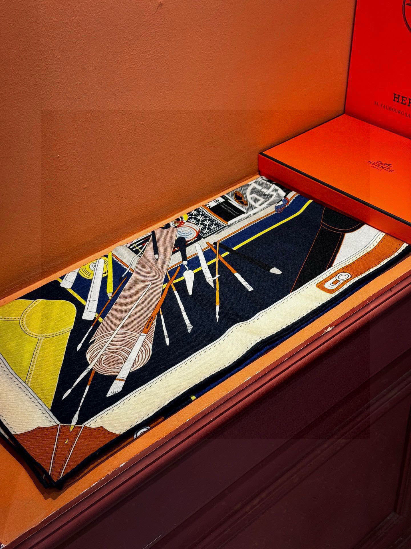 上新❤️。【手提行李】 上新中~这款“手提行李”的款式花色也还是比较经典的颜色色也很秋冬。创作渊源从委内