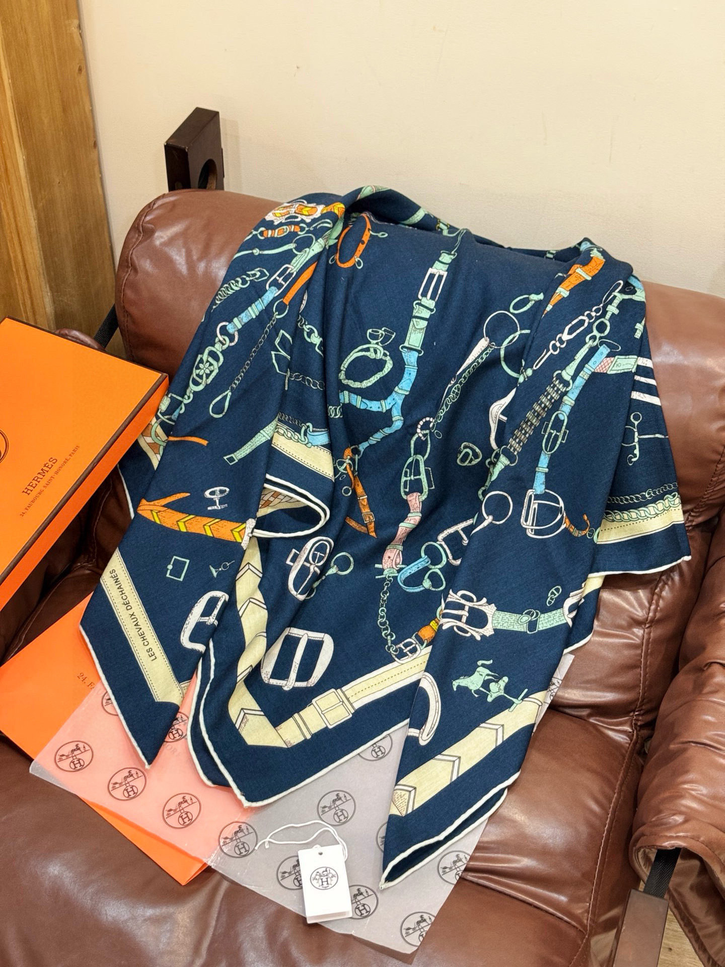 羊绒新款🆕👏👏买了都说好看‼️推荐💕爱马仕双面同色羊绒方巾【跃动的马儿双面同色140】，顶级工艺超值‼️