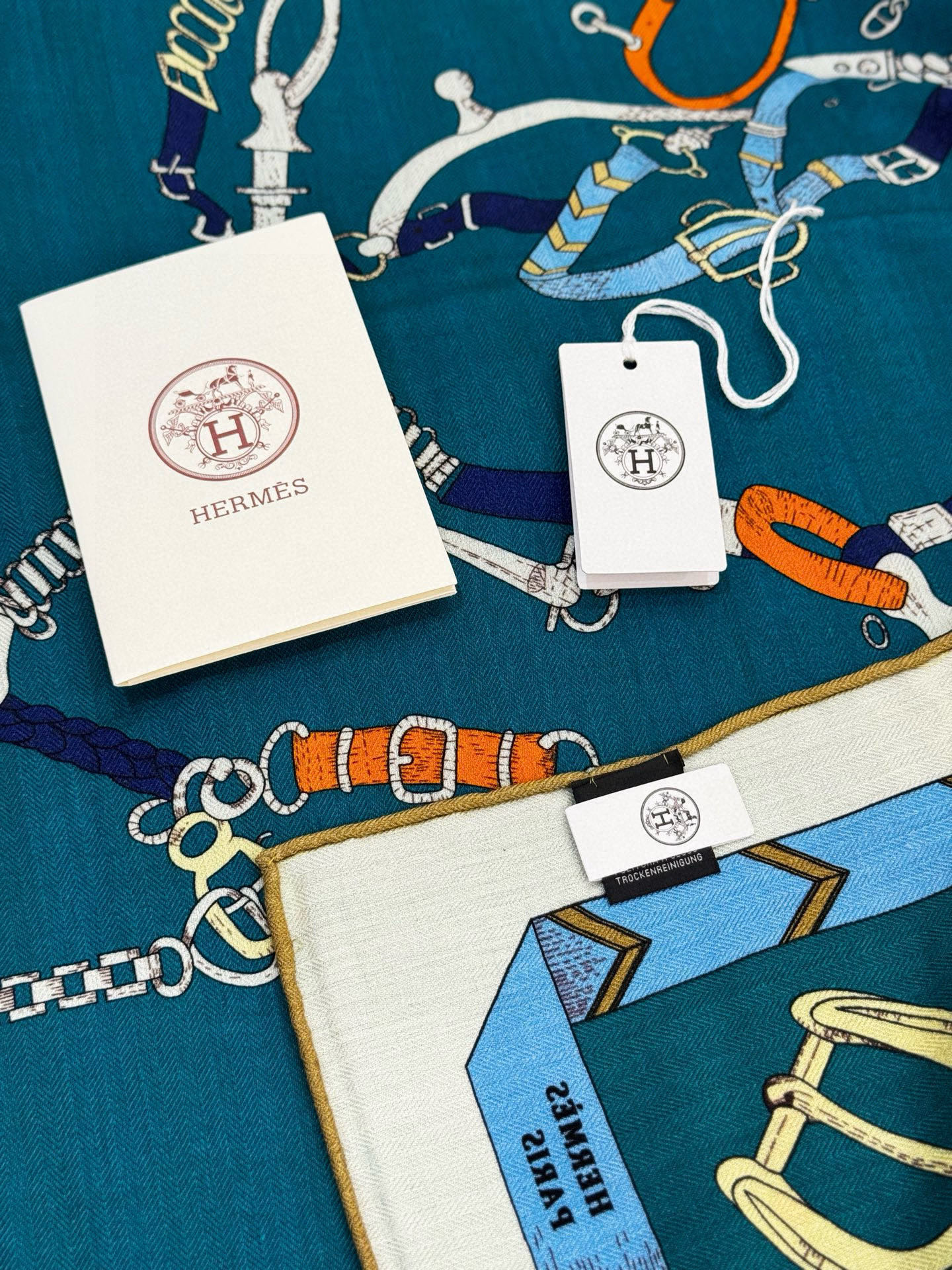 羊绒新款🆕👏👏买了都说好看‼️推荐💕爱马仕双面同色羊绒方巾【跃动的马儿双面同色140】，顶级工艺超值‼️