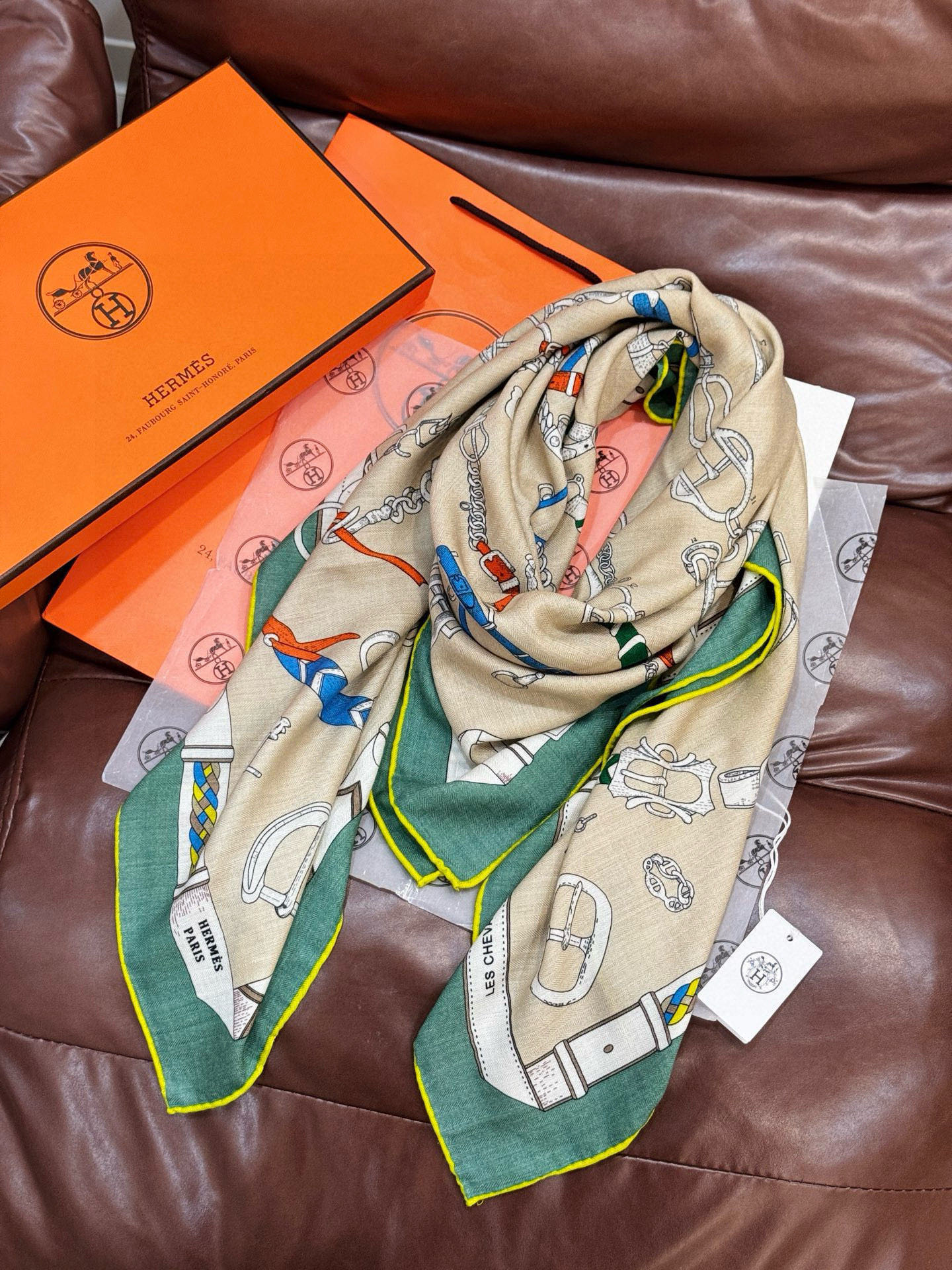 羊绒新款🆕👏👏买了都说好看‼️推荐💕爱马仕双面同色羊绒方巾【跃动的马儿双面同色140】，顶级工艺超值‼️