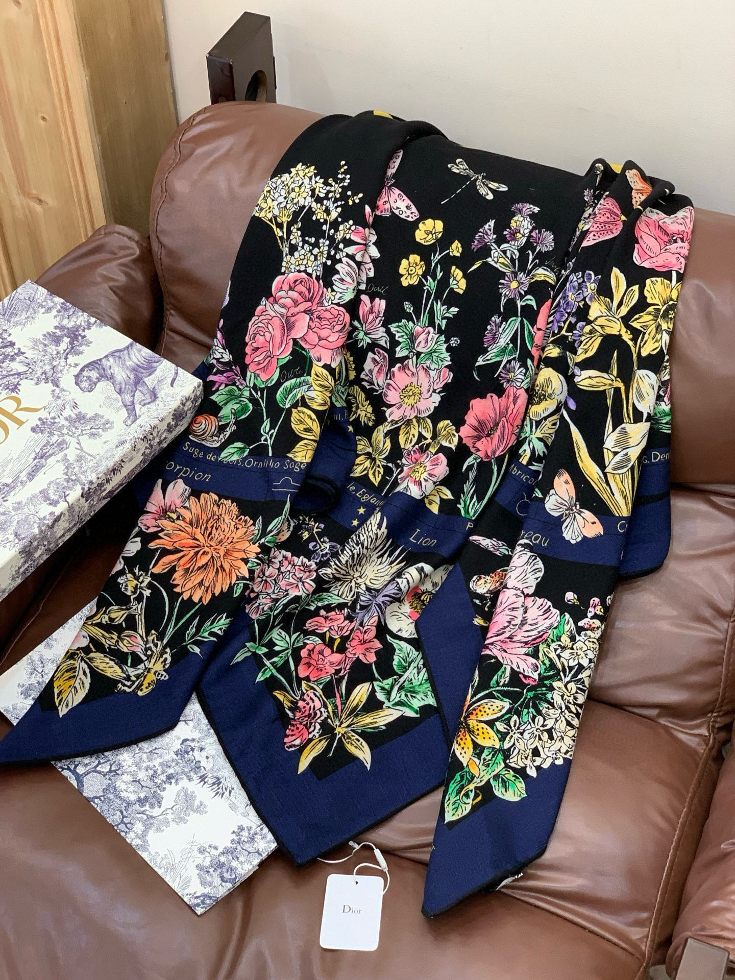 Dior 双面同色丝绒印花方巾140丝绒面料多色 Dior Astral Flowers这款方巾饰以 D