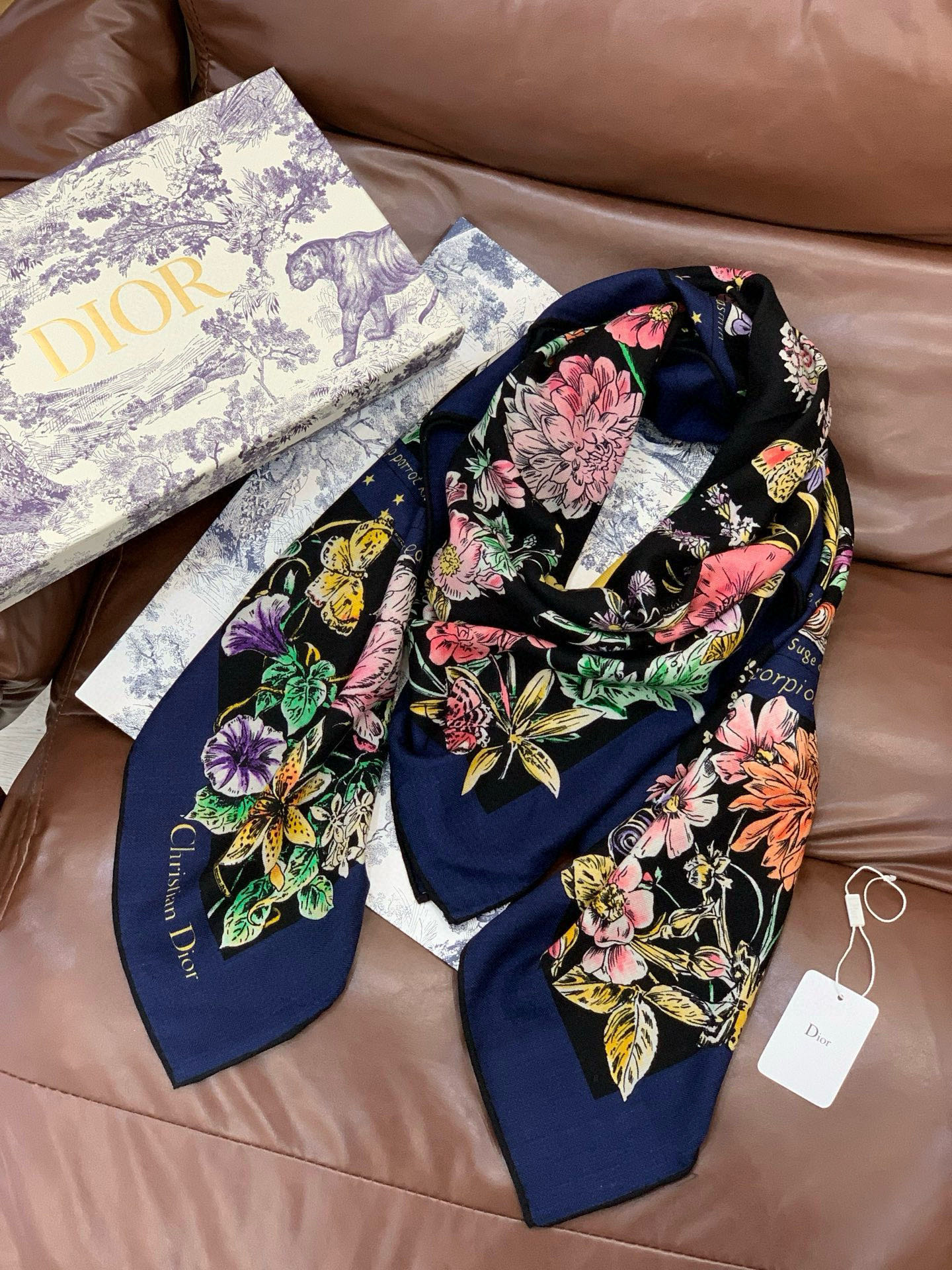 Dior 双面同色丝绒印花方巾140丝绒面料多色 Dior Astral Flowers这款方巾饰以 D