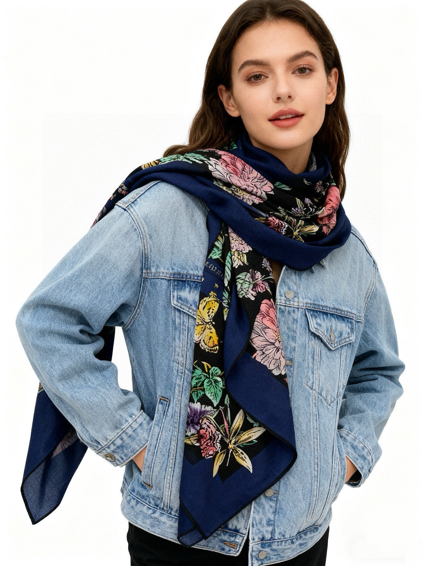 Dior 双面同色丝绒印花方巾140丝绒面料多色 Dior Astral Flowers这款方巾饰以 D