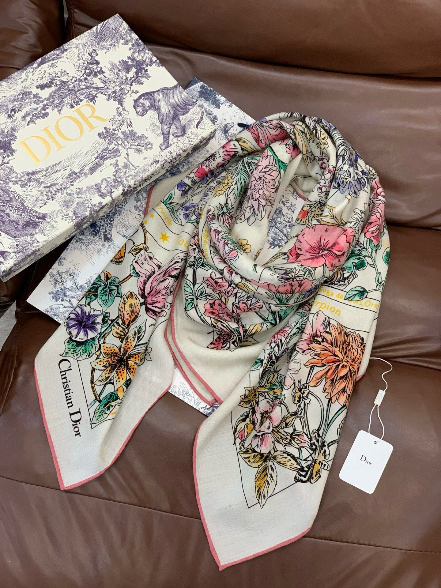 Dior 双面同色丝绒印花方巾140丝绒面料多色 Dior Astral Flowers这款方巾饰以 D