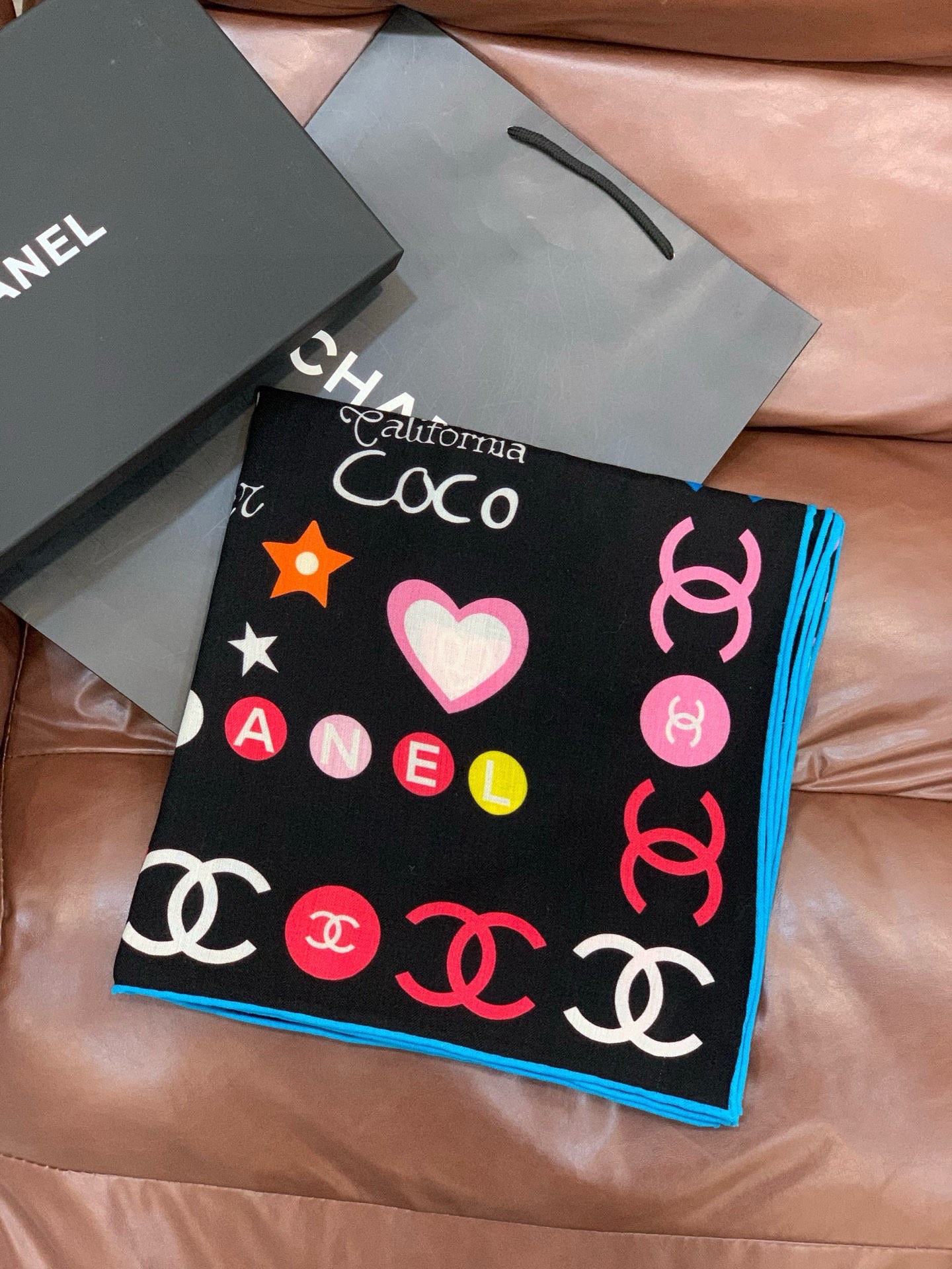 2025秋冬高级成衣系列～Chanel 【140双面同色丝绒披肩】此系列谱写一曲自由轻灵的赞歌本系列作品