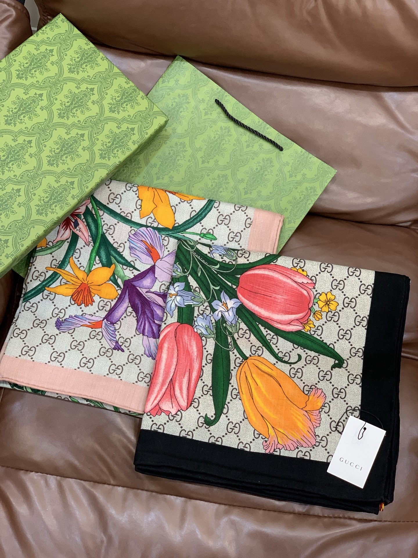 原单古驰140cm丝绒方巾💕 经典Gucci花卉印花以新颖配色和全新风格焕然呈现。在这款方巾之上，它以多