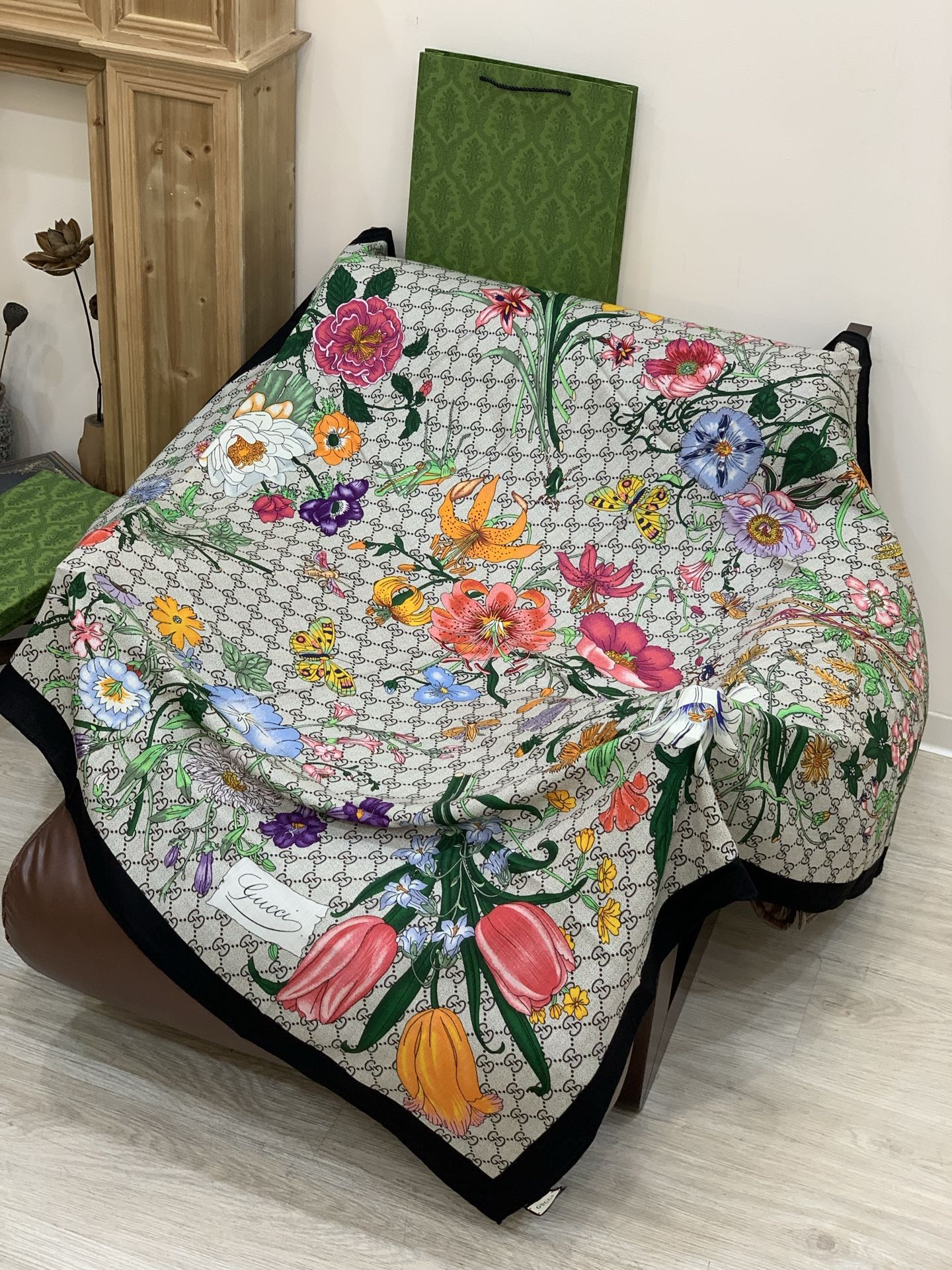 原单古驰140cm丝绒方巾💕 经典Gucci花卉印花以新颖配色和全新风格焕然呈现。在这款方巾之上，它以多