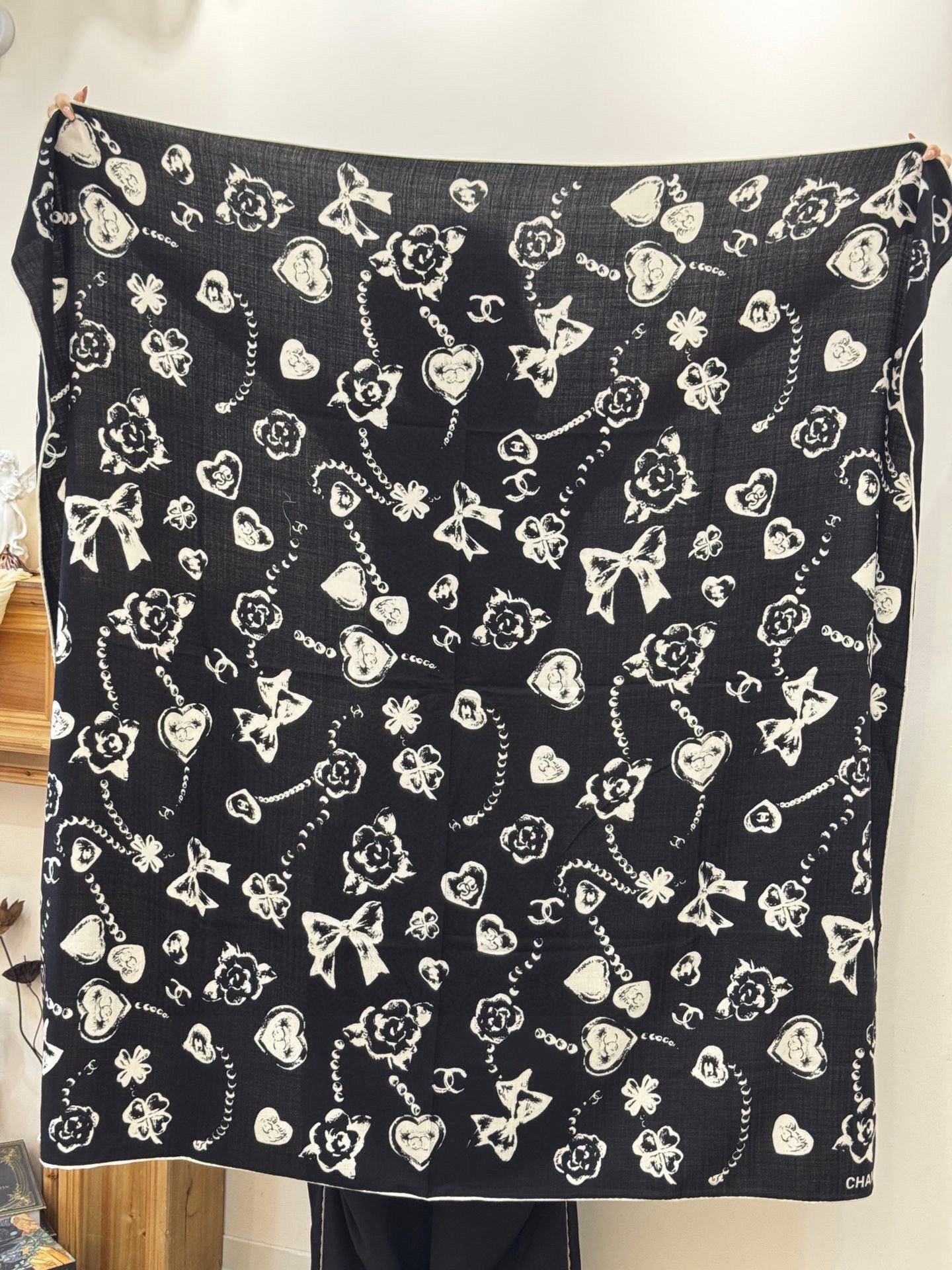 Chanel ~25秋冬新品～【爱心珍珠四叶草】【140双面丝绒披肩】手工卷边丝绒方巾（30%桑蚕丝70