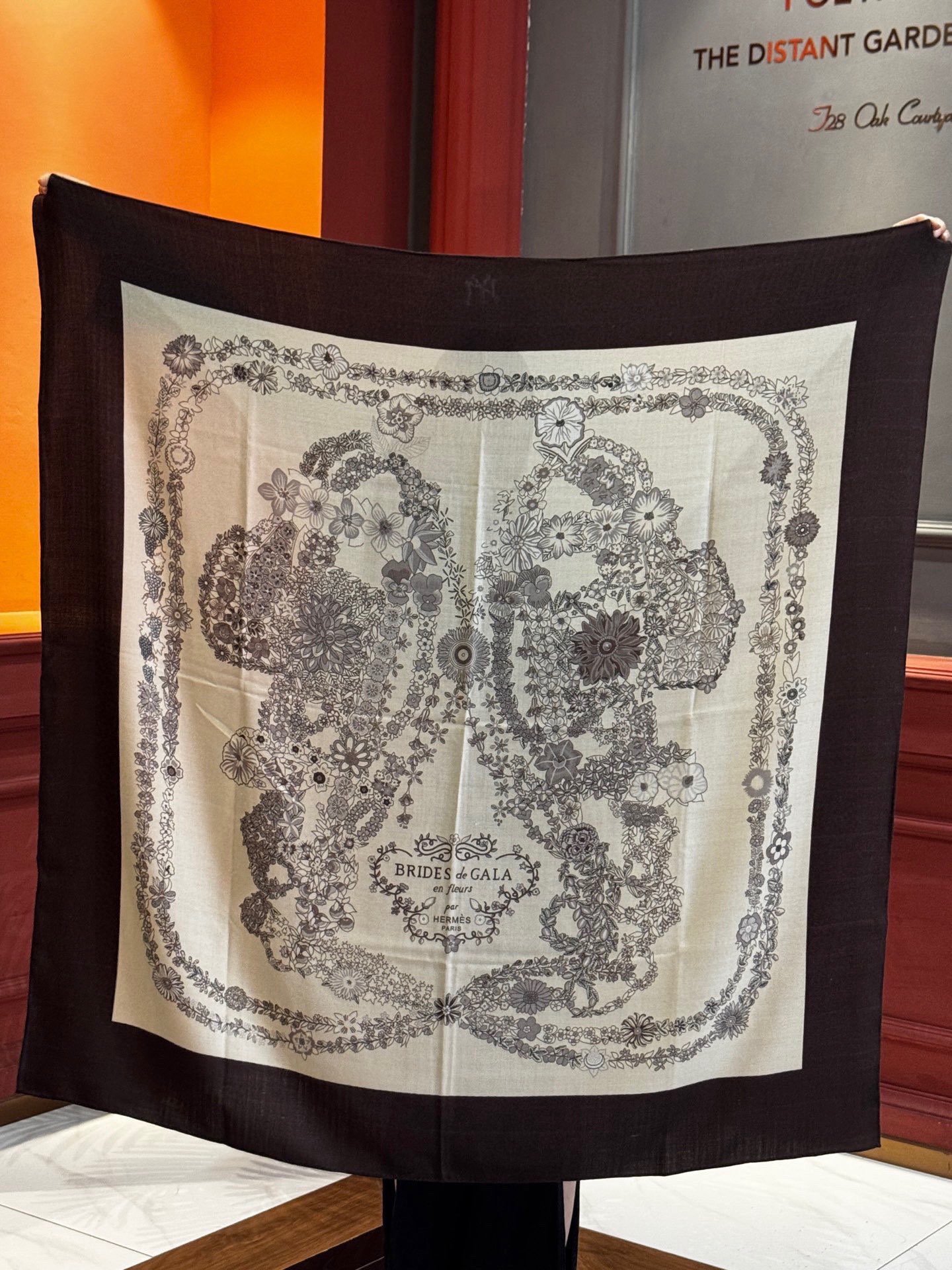 “华丽的缰辔花卉版”140丝绒方巾【140顶级丝绒双面同色披肩】手工卷边丝绒方巾（30%真丝70%羊绒）