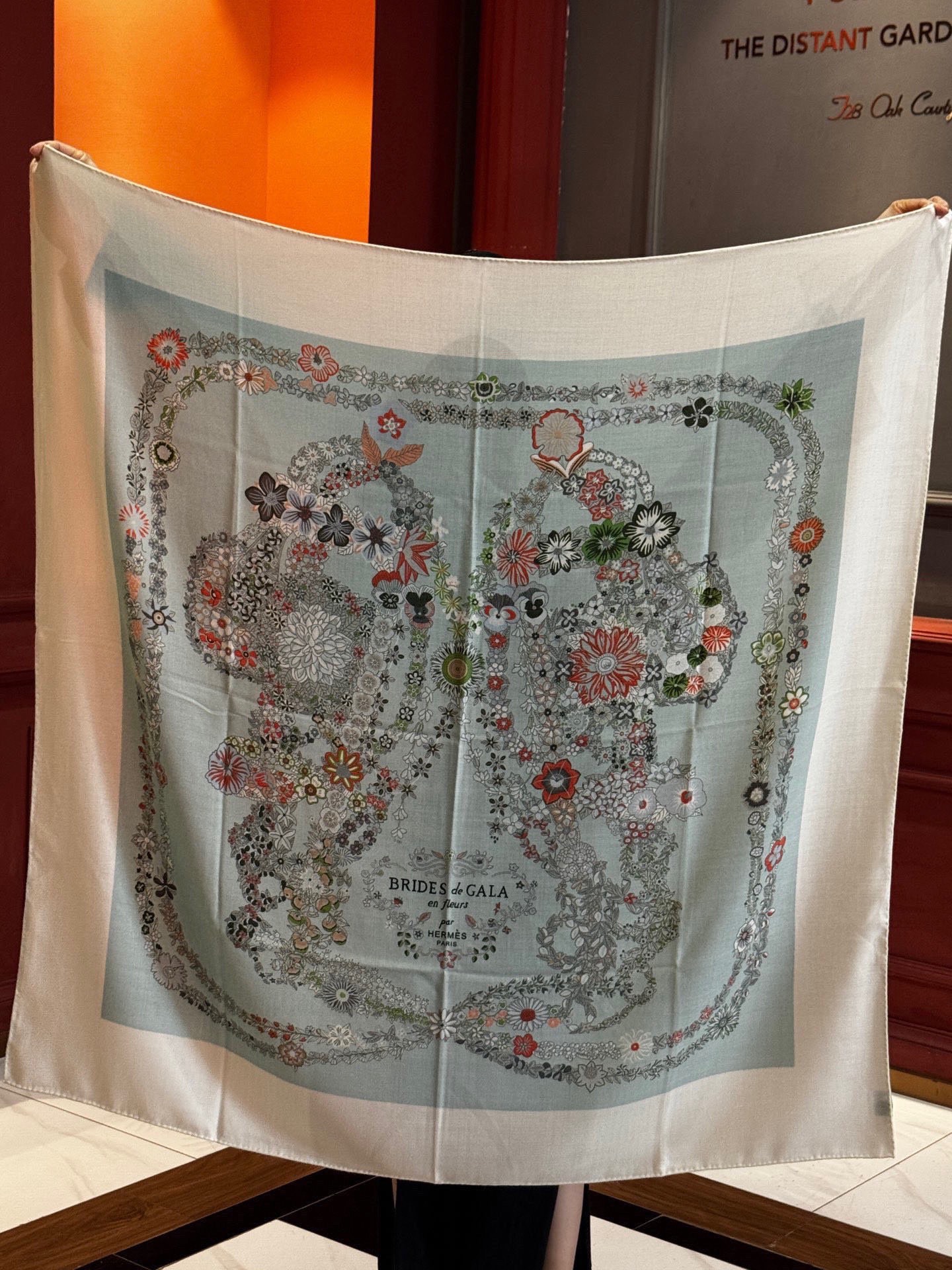 “华丽的缰辔花卉版”140丝绒方巾【140顶级丝绒双面同色披肩】手工卷边丝绒方巾（30%真丝70%羊绒）