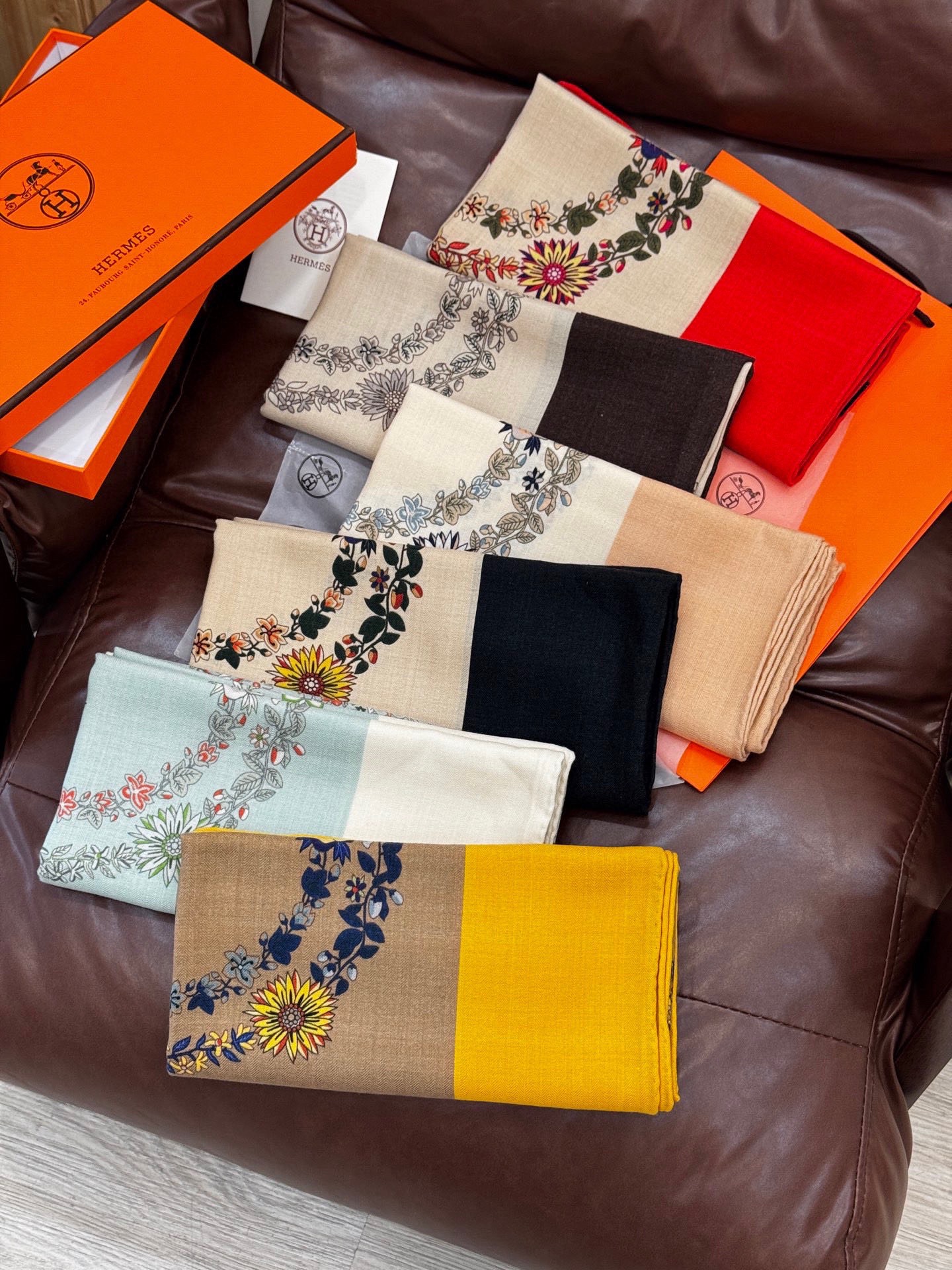 “华丽的缰辔花卉版”140丝绒方巾【140顶级丝绒双面同色披肩】手工卷边丝绒方巾（30%真丝70%羊绒）