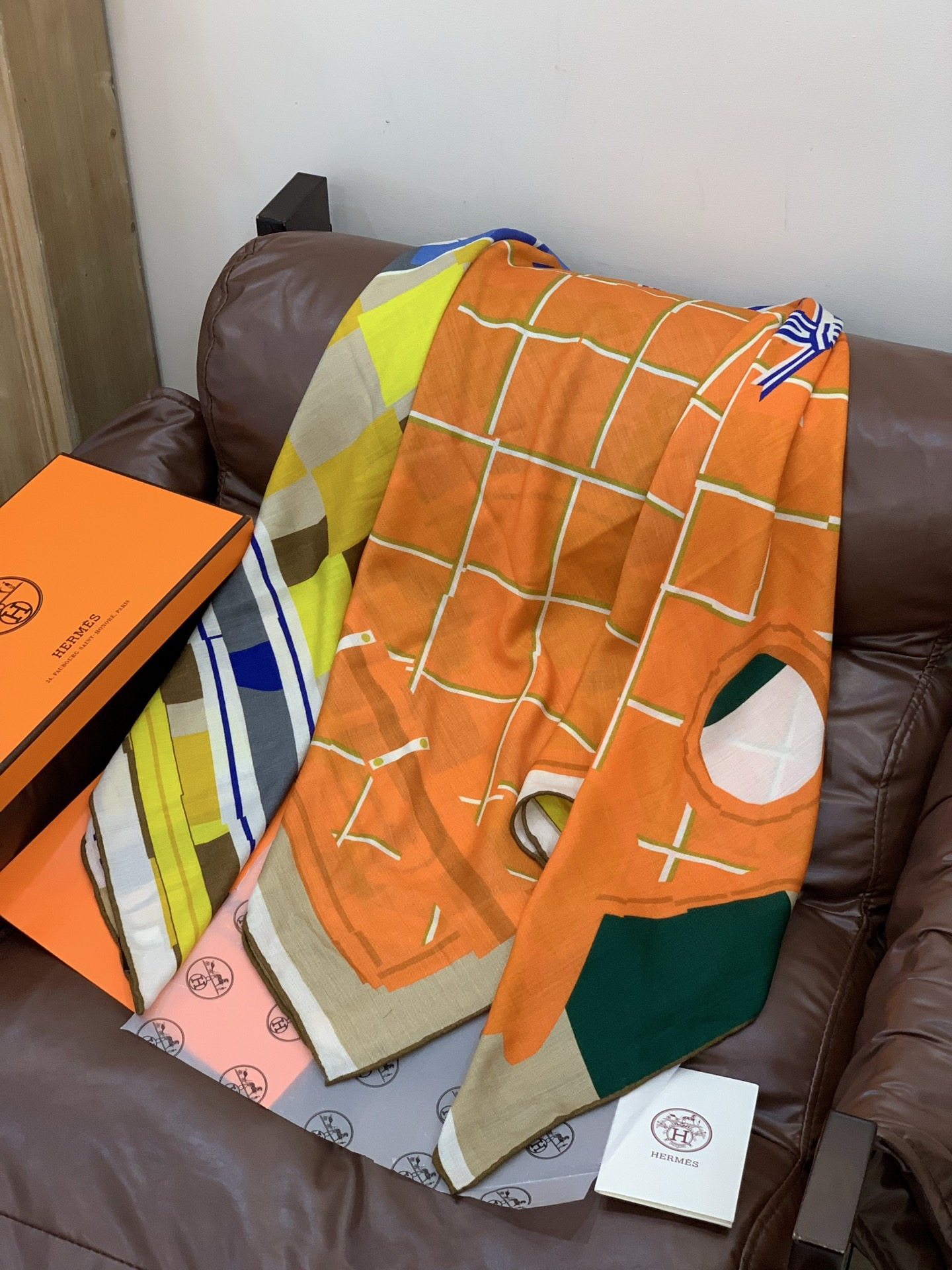 爱马仕“格纹马面罩” 140丝绒双面同色披肩手工卷边丝绒方巾（30%桑蚕丝70%羊绒）这款经典单品展现强