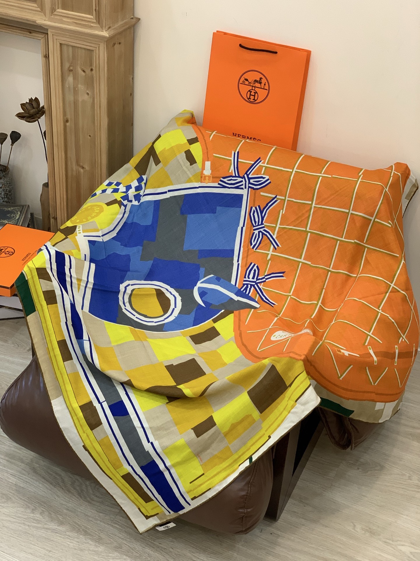 爱马仕“格纹马面罩” 140丝绒双面同色披肩手工卷边丝绒方巾（30%桑蚕丝70%羊绒）这款经典单品展现强