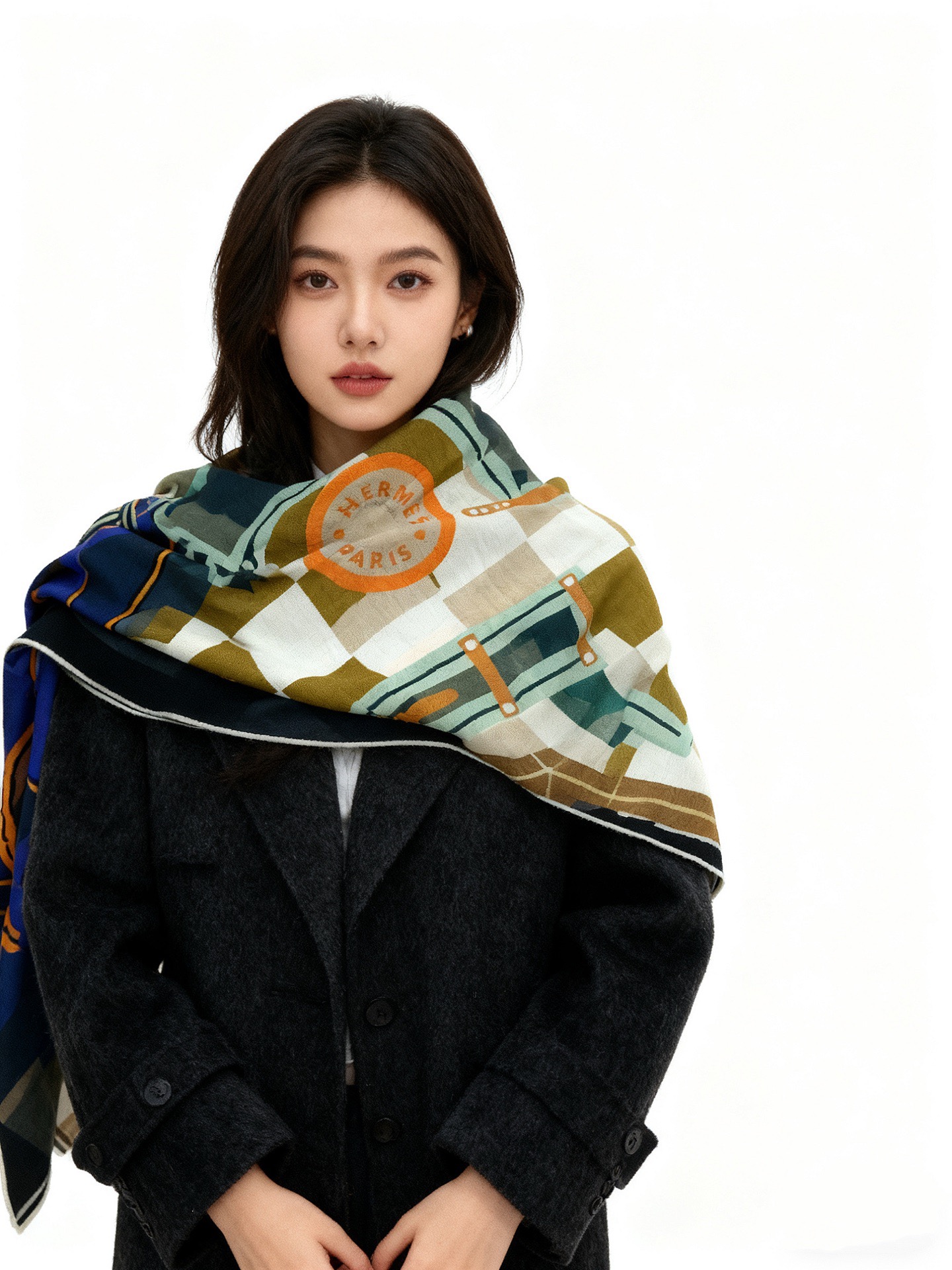 爱马仕“格纹马面罩” 140丝绒双面同色披肩手工卷边丝绒方巾（30%桑蚕丝70%羊绒）这款经典单品展现强