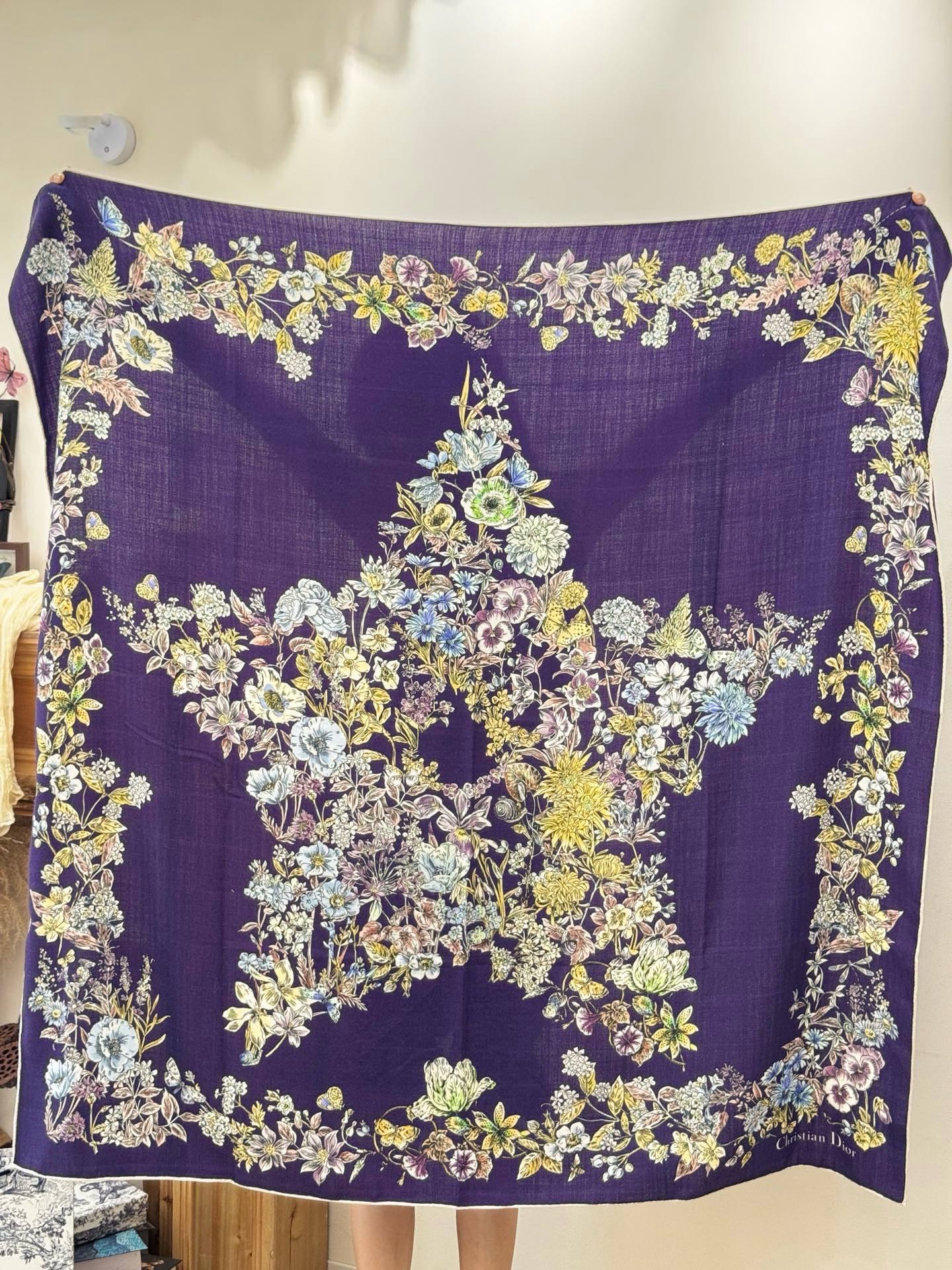 Dior 140双面丝绒印花方巾这款方巾以 Dior Star 图案呈现 Dior 的幸运星，通过该系列