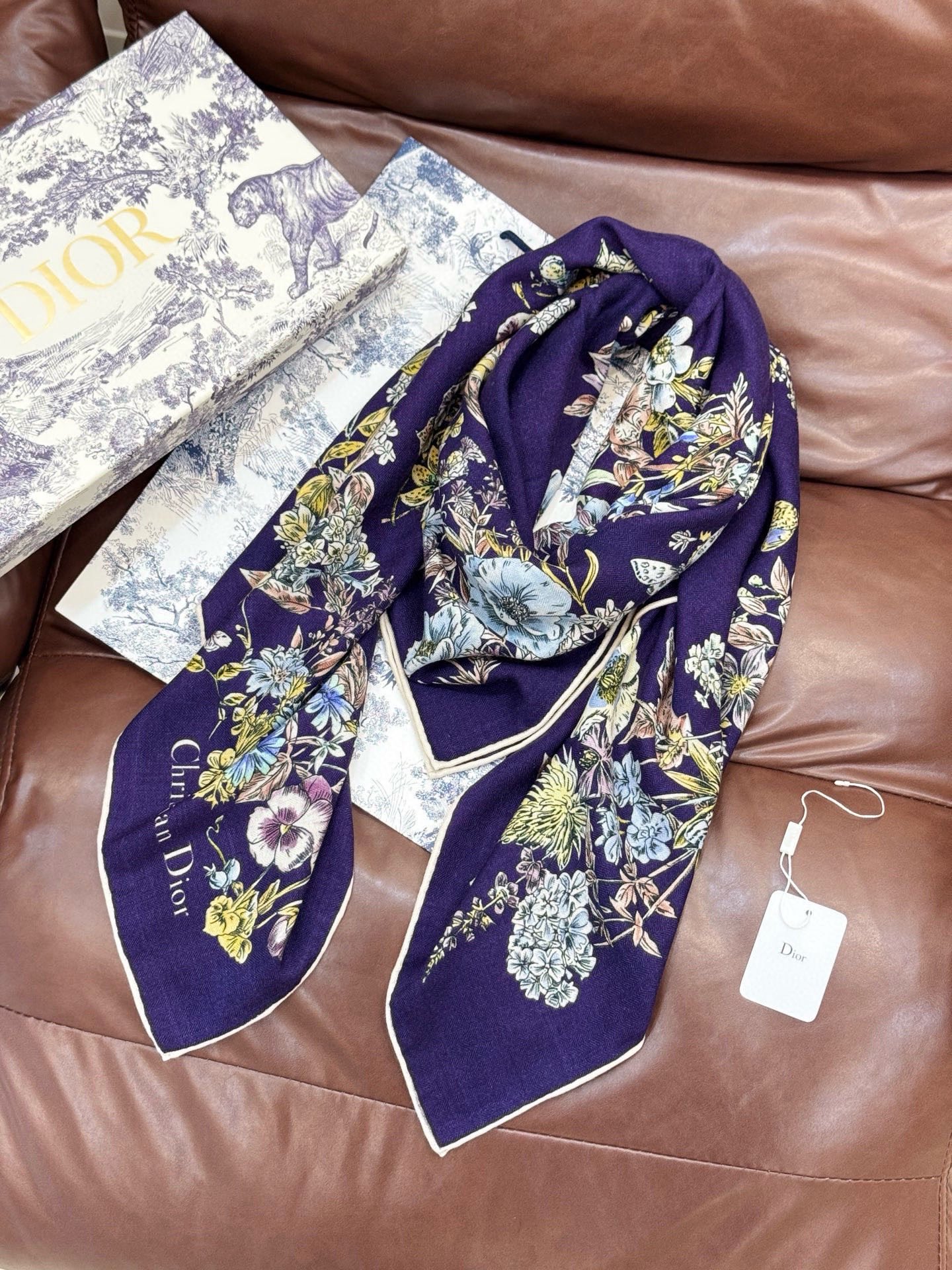 Dior 140双面丝绒印花方巾这款方巾以 Dior Star 图案呈现 Dior 的幸运星，通过该系列