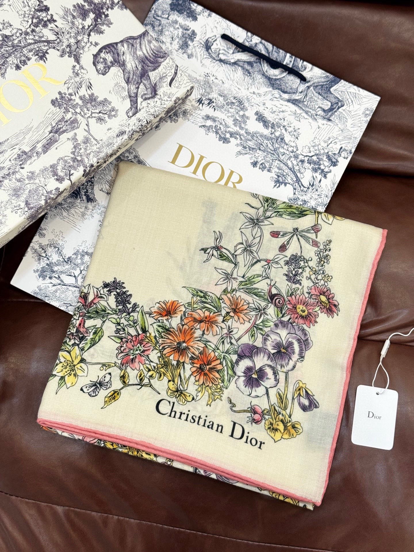 Dior 140双面丝绒印花方巾这款方巾以 Dior Star 图案呈现 Dior 的幸运星，通过该系列