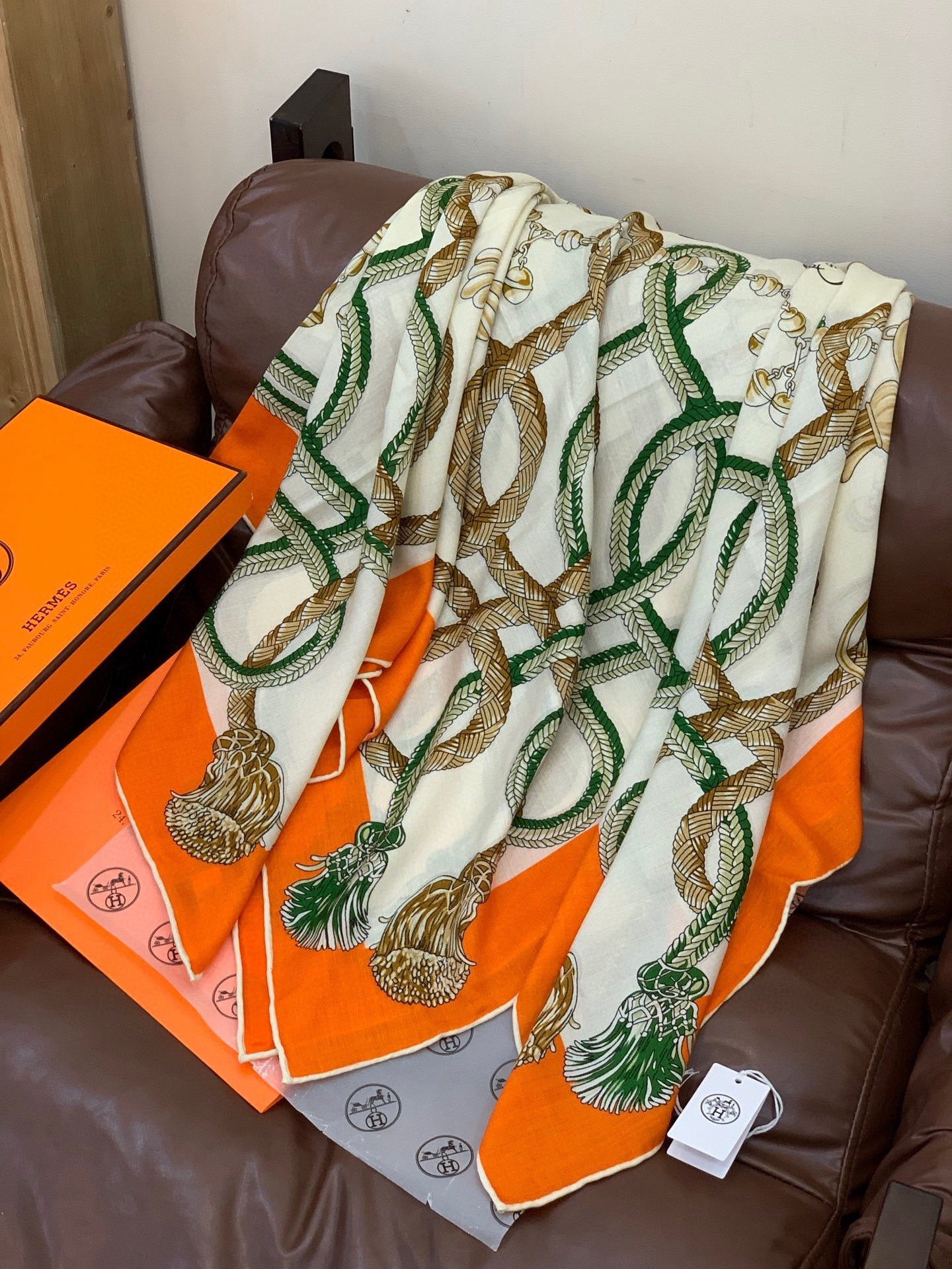 💟2025年秋冬上新💞【双面同色丝毛方巾】手工卷边山羊绒和真丝混纺披肩（70%山羊绒，30%桑蚕丝）这款