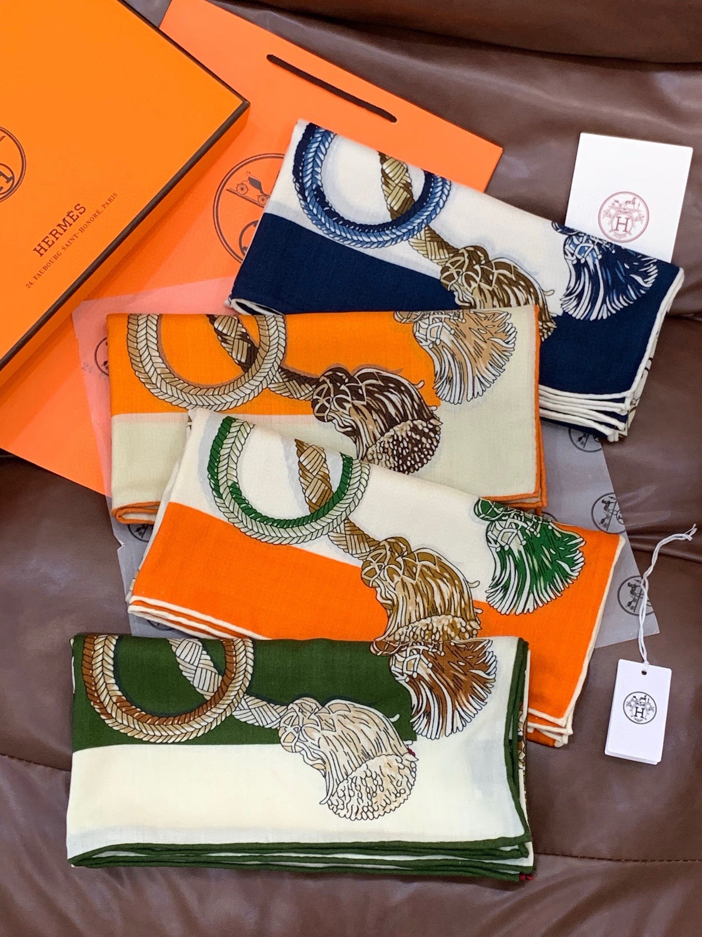 💟2025年秋冬上新💞【双面同色丝毛方巾】手工卷边山羊绒和真丝混纺披肩（70%山羊绒，30%桑蚕丝）这款