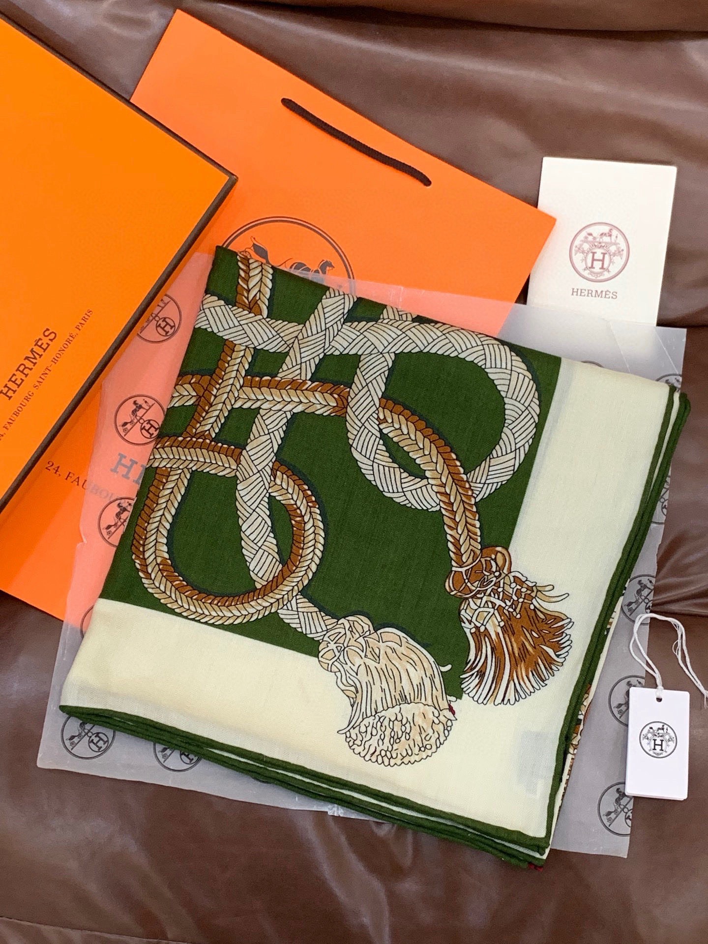 💟2025年秋冬上新💞【双面同色丝毛方巾】手工卷边山羊绒和真丝混纺披肩（70%山羊绒，30%桑蚕丝）这款