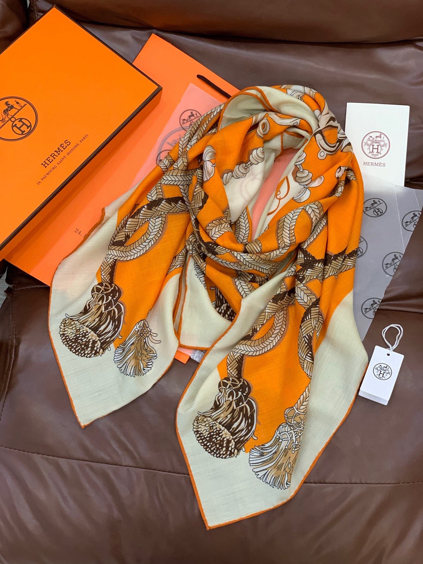 💟2025年秋冬上新💞【双面同色丝毛方巾】手工卷边山羊绒和真丝混纺披肩（70%山羊绒，30%桑蚕丝）这款