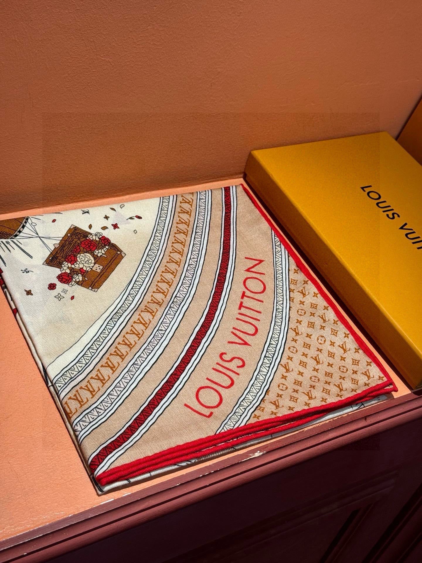 ❄【双面同色】原单Lv140cm丝绒方巾，《热气球》，本款方巾全新加入 U价🉐️ and Away 系列